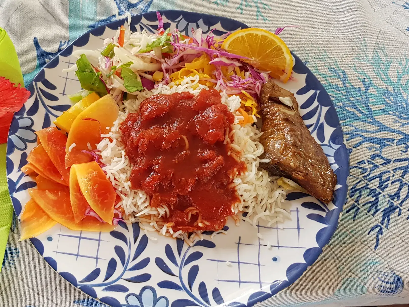 Kreolisches Mittagessen auf einer Studiosus-Studienreise mit Fisch, Reis, Tomatensoße und exotischen Früchten wie Papaya.