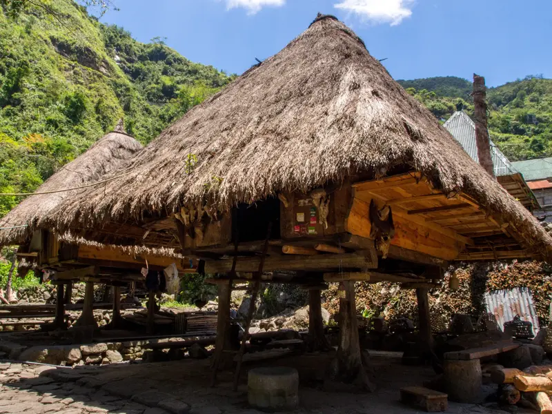 Zwei traditionelle Ifugao-Hütten auf Stelzen mit Strohdächern in einem Bergdorf bei Banaue auf der Insel Luzon, Philippinen.