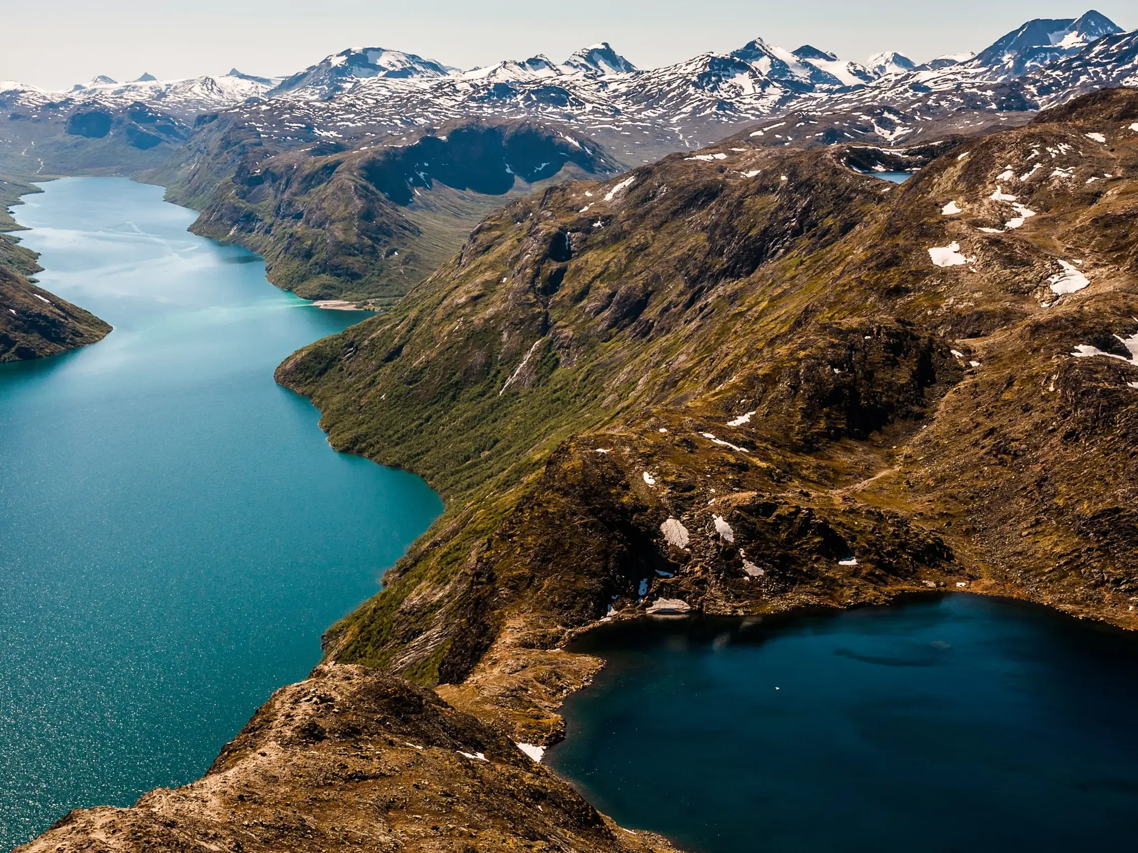 Panoramablick vom Besseggen-Grat auf den türkisen Gjende-See und den tiefblauen Bessvatnet im Jotunheimen Nationalpark.