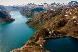 Panoramablick vom Besseggen-Grat auf den türkisen Gjende-See und den tiefblauen Bessvatnet im Jotunheimen Nationalpark.
