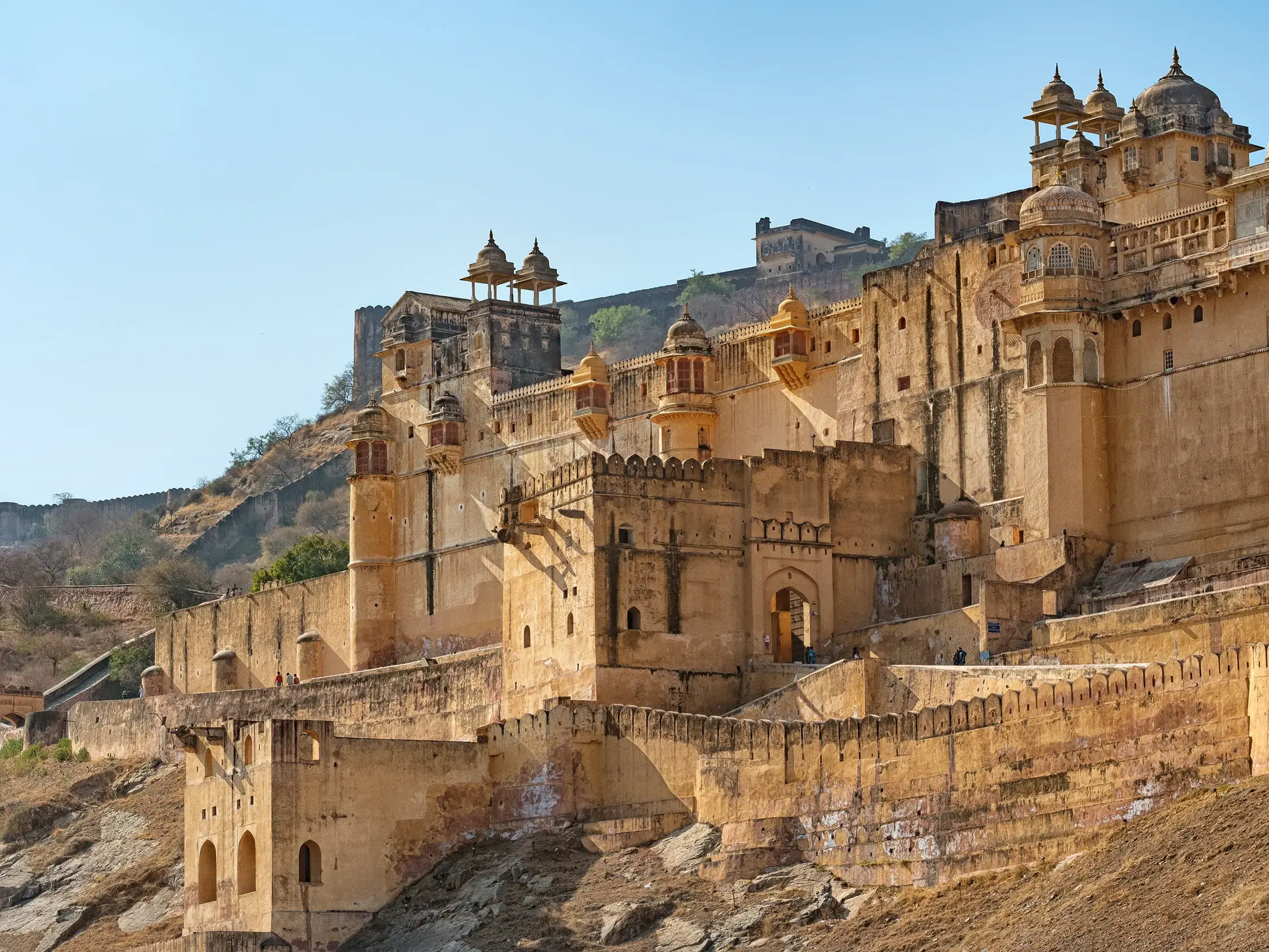 Aufstieg zur gewaltigen Festung von Amber in Jaipur, Rajasthan, mit ihren mächtigen Mauern und prachtvollen Palästen.