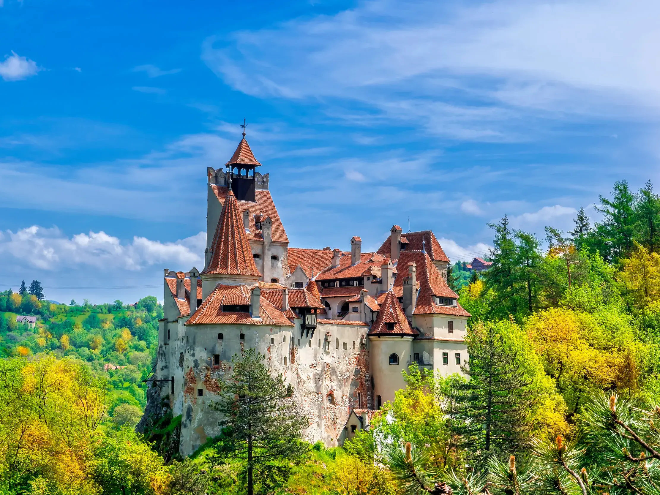 Die Törzburg (Bran), bekannt als Draculas Schloss, thront auf einem Felsen umgeben von den Wäldern der Karpaten.