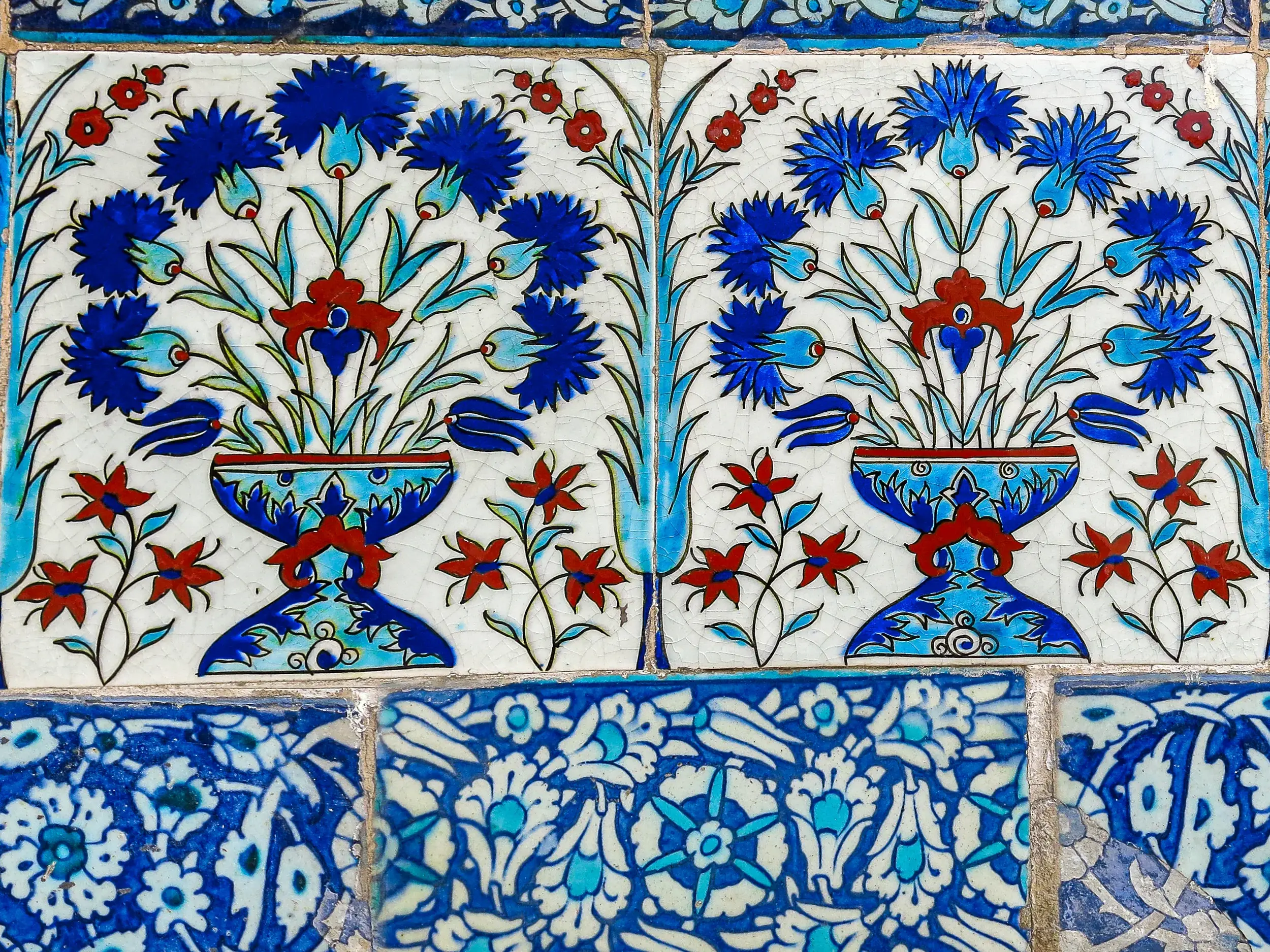 Osmanische Wandfliesen mit Tulpenornamenten im Topkapi-Palast in Istanbul