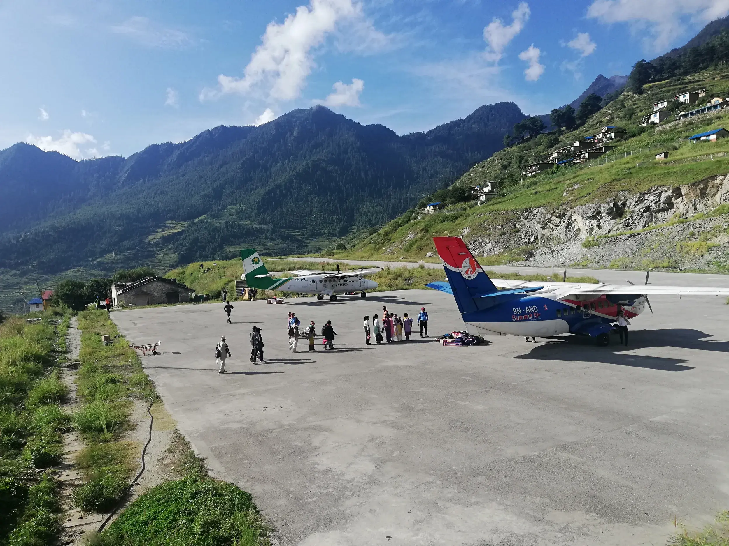 Eine Hauser-Trekkinggruppe startet ihre Wanderung nach der Landung mit kleinen Flugzeugen am Flughafen Juphal in Nepal.