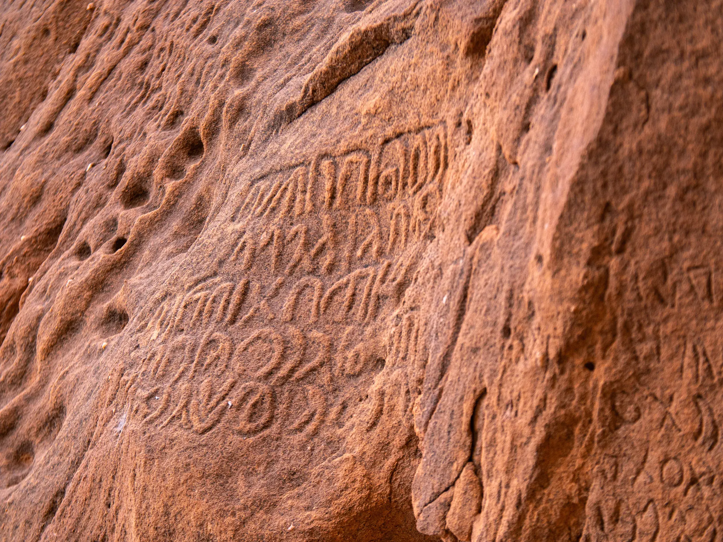 Nahaufnahme antiker Felsinschriften am Jabal Ikmah, einer UNESCO-Welterbestätte in der Wüste nahe Al-Ula, Saudi-Arabien.