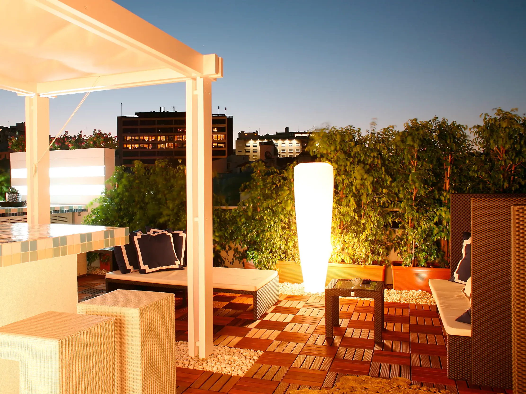 Stilvolle Dachterrasse des Hotel Lisboa Plaza in Lissabon bei Dämmerung mit Bar, Loungemöbeln und stimmungsvoller Beleuchtung.
