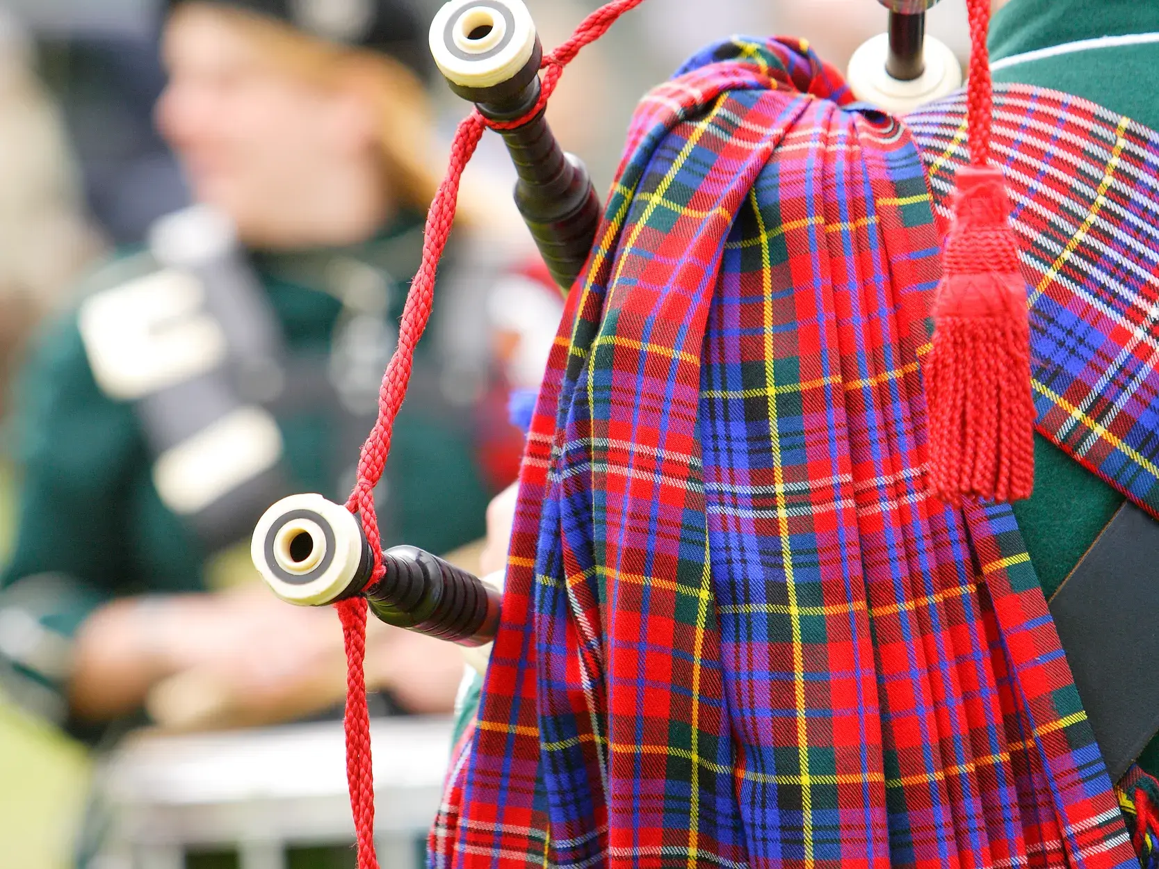 Nahaufnahme eines Dudelsacks mit Tartan-Muster, gespielt von einem Dudelsackpfeifer zur Begrüßung am Blair Castle.