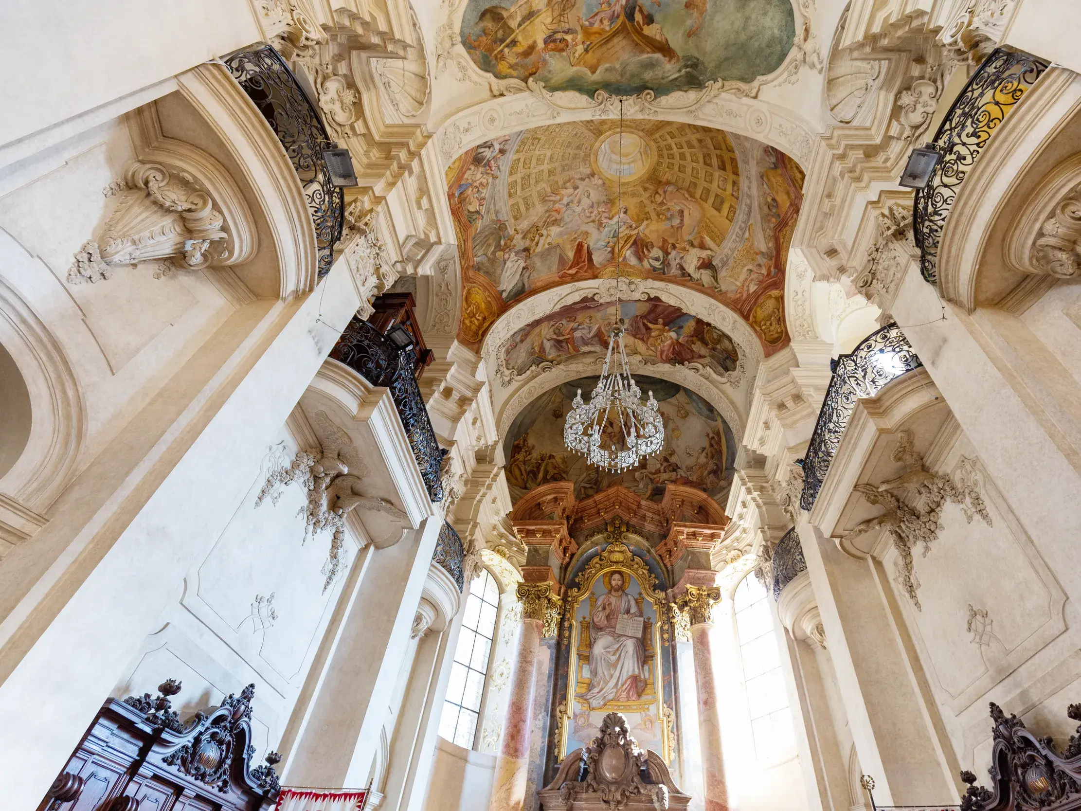 Blick zur Decke der barocken St.-Niklas-Kirche auf der Prager Kleinseite mit Stuck und monumentalem Deckenfresko.