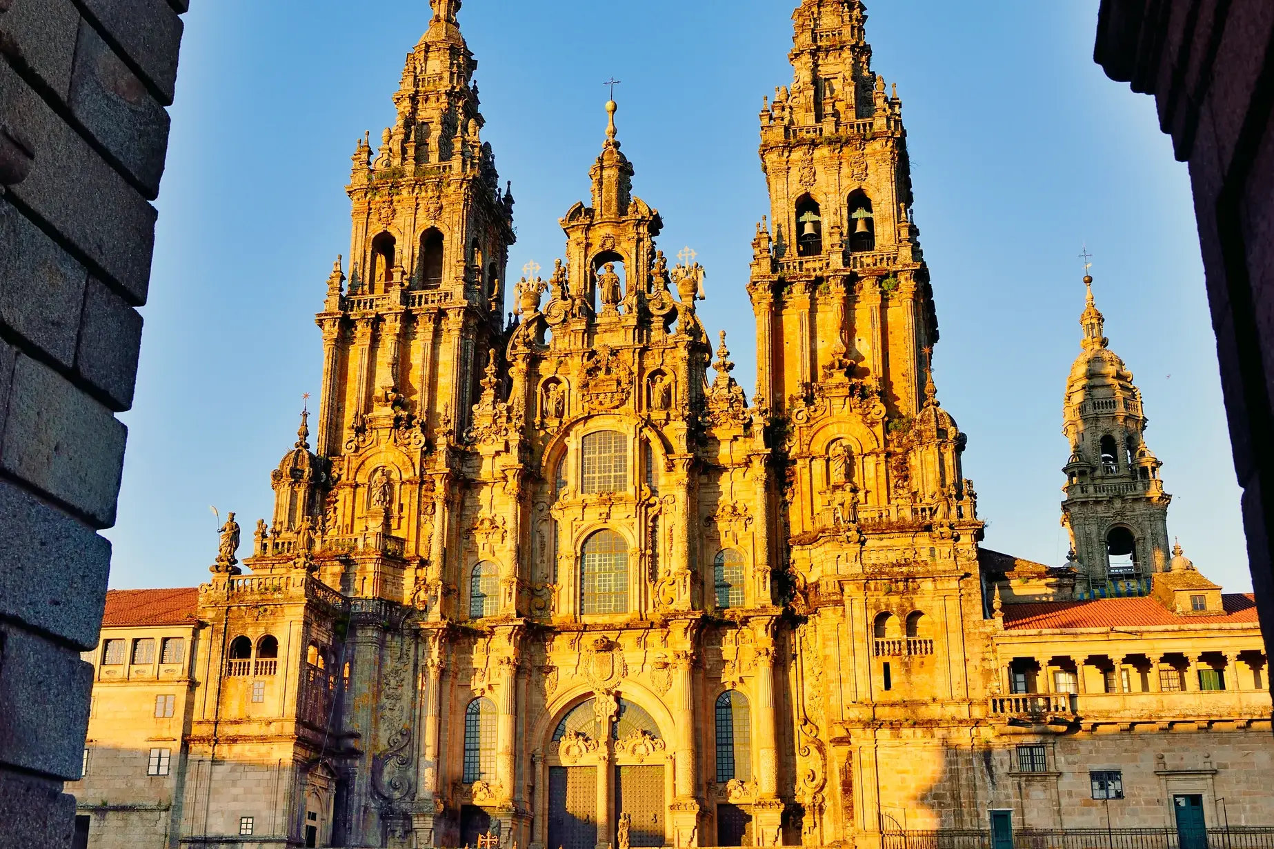 Barocke Obradoiro-Fassade der Kathedrale von Santiago de Compostela im warmen, goldenen Licht der Abendsonne.