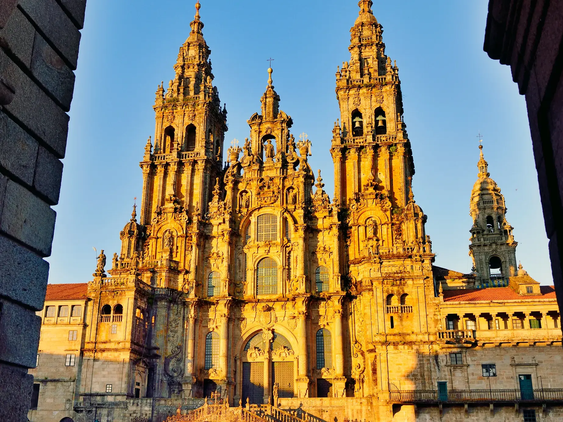 Barocke Obradoiro-Fassade der Kathedrale von Santiago de Compostela im warmen, goldenen Licht der Abendsonne.