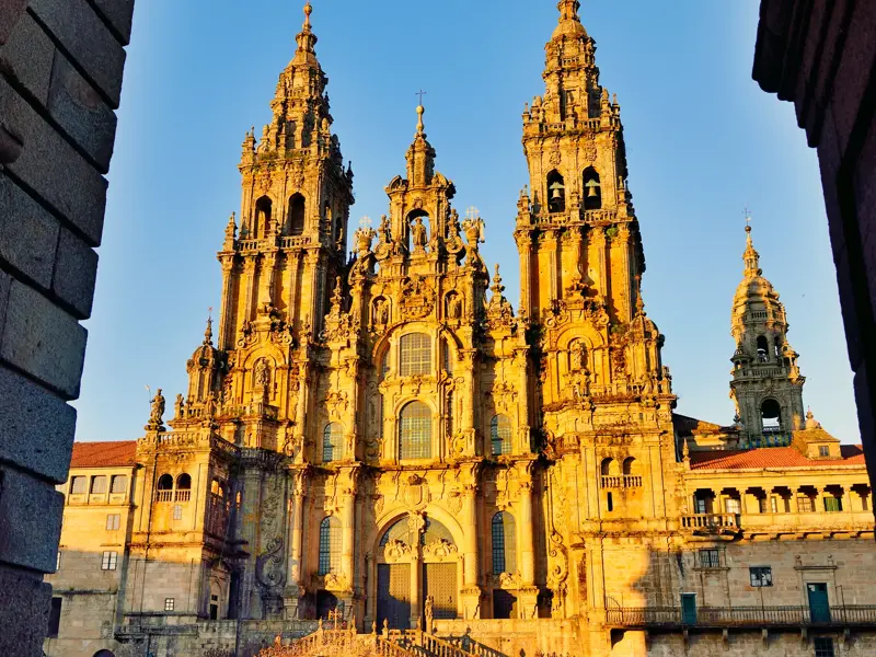 Barocke Obradoiro-Fassade der Kathedrale von Santiago de Compostela im warmen, goldenen Licht der Abendsonne.