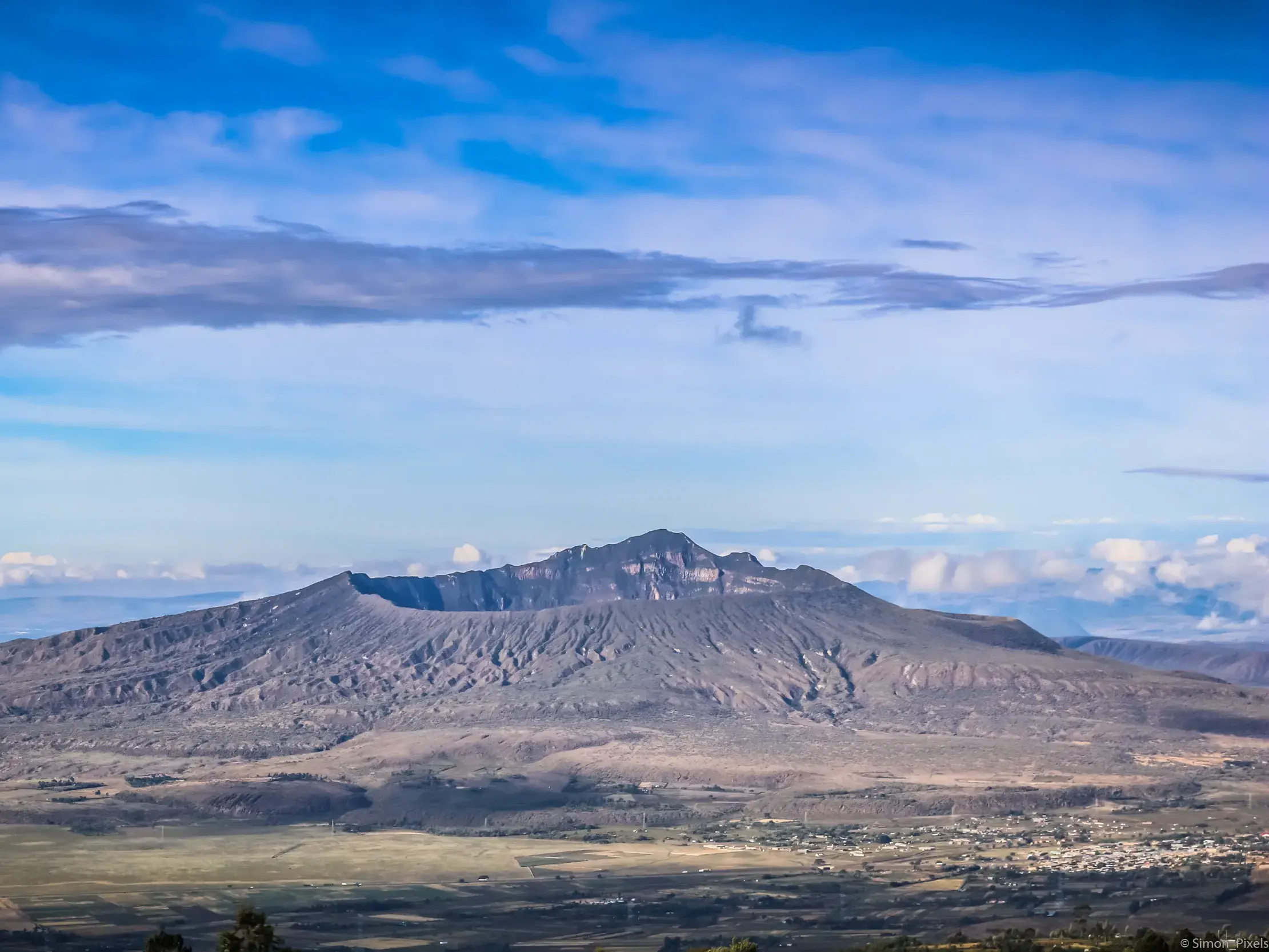Weite Aussicht vom Großen Afrikanischen Grabenbruch auf den Vulkan Mount Longonot mit seinem beeindruckenden Krater in Kenia.