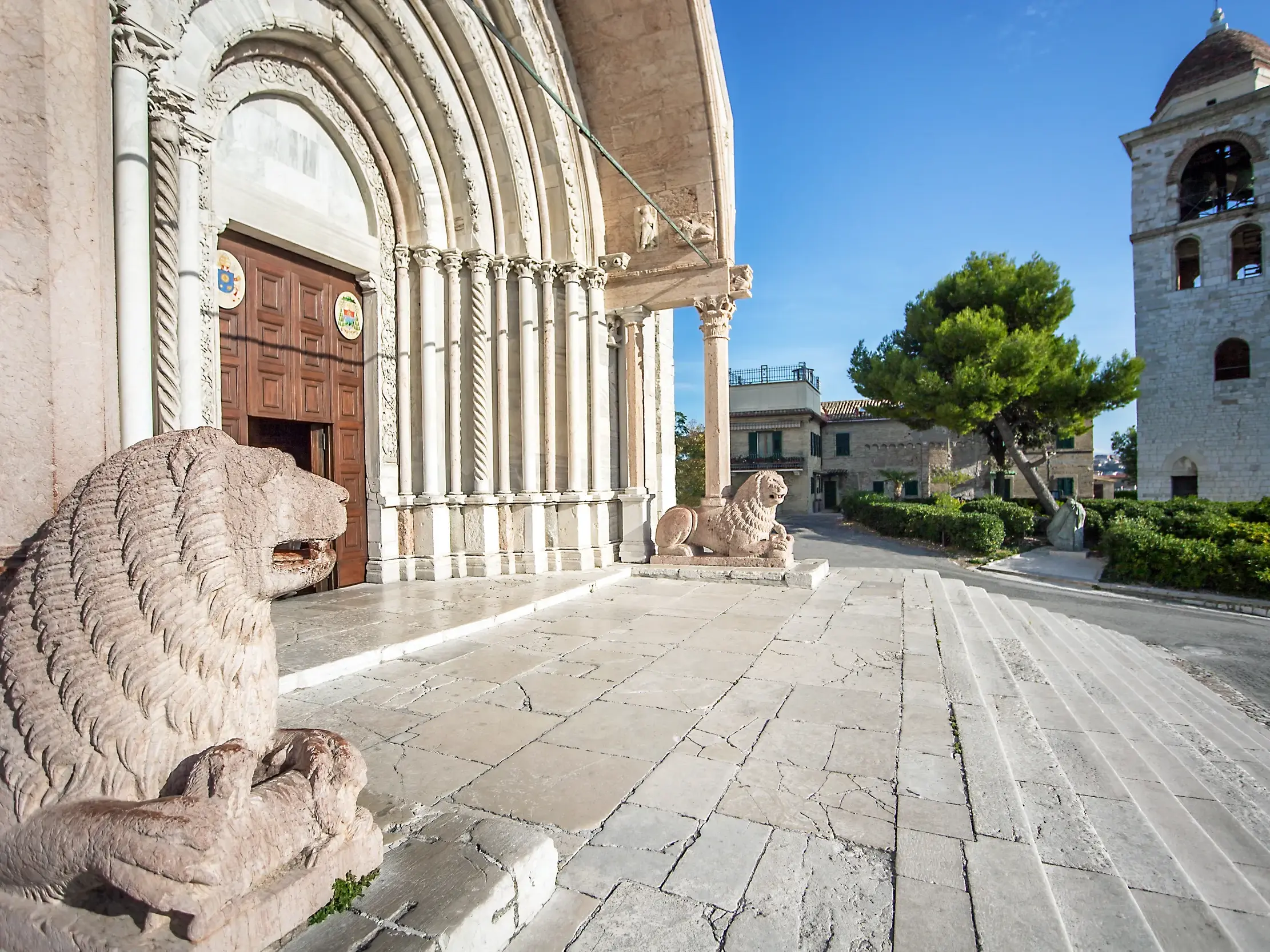 Steinerne Löwen bewachen den Eingang zum Dom S. Ciriaco auf dem Colle Guasco in Ancona an einem sonnigen Tag.