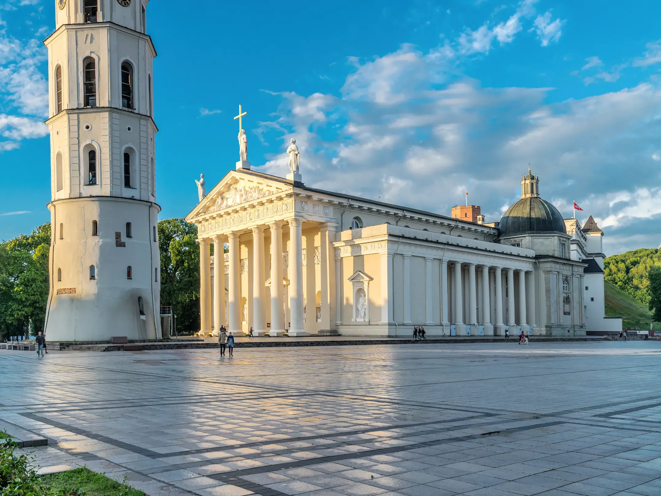 Die klassizistische Kathedrale von Vilnius und ihr freistehender Glockenturm auf dem sonnigen Kathedralenplatz.