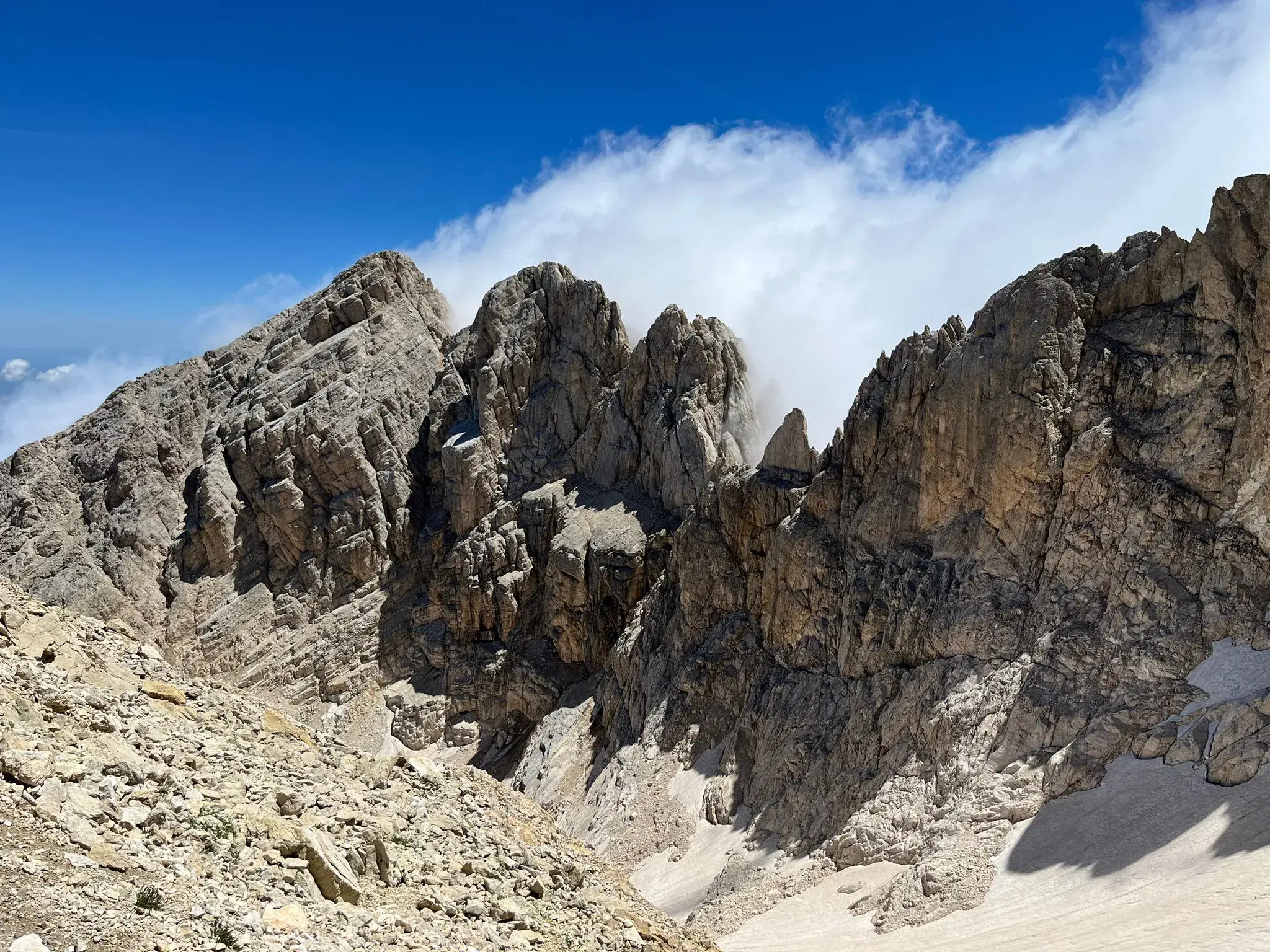 Schroffe Felsgipfel des Gran Sasso Massivs in den Abruzzen mit Schneeresten in den Felswänden bei einer Wanderung.