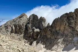 Schroffe, sonnenbeschienene Felsgipfel des Gran Sasso d'Italia mit Schneefeldern an den Hängen im Nationalpark Gran Sasso.