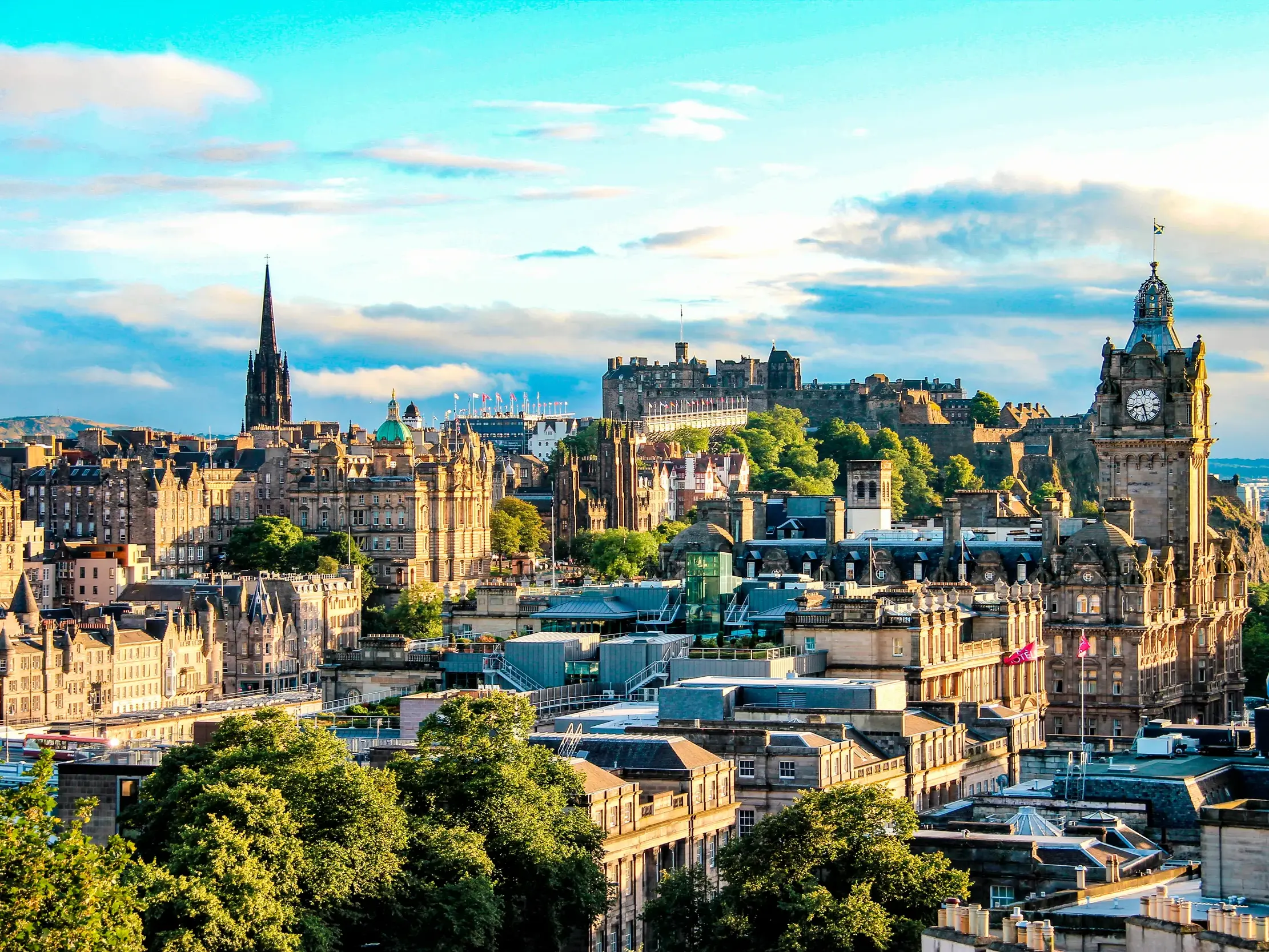 Panoramablick vom Calton Hill über die historische Old Town und das Edinburgh Castle bei Sonnenuntergang.