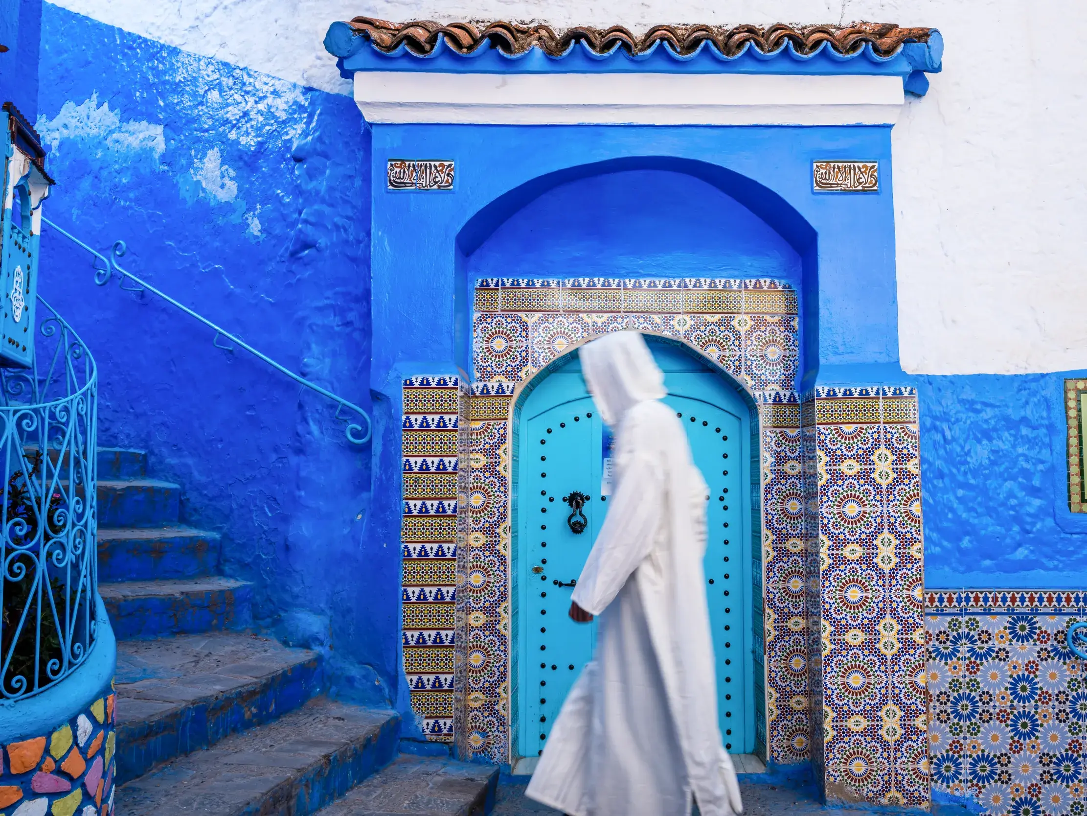 Marokkos Norden überrascht mit wunderschönen Orten, wie etwa Chefchaouen mit seinen blauen Häusern und Treppen.