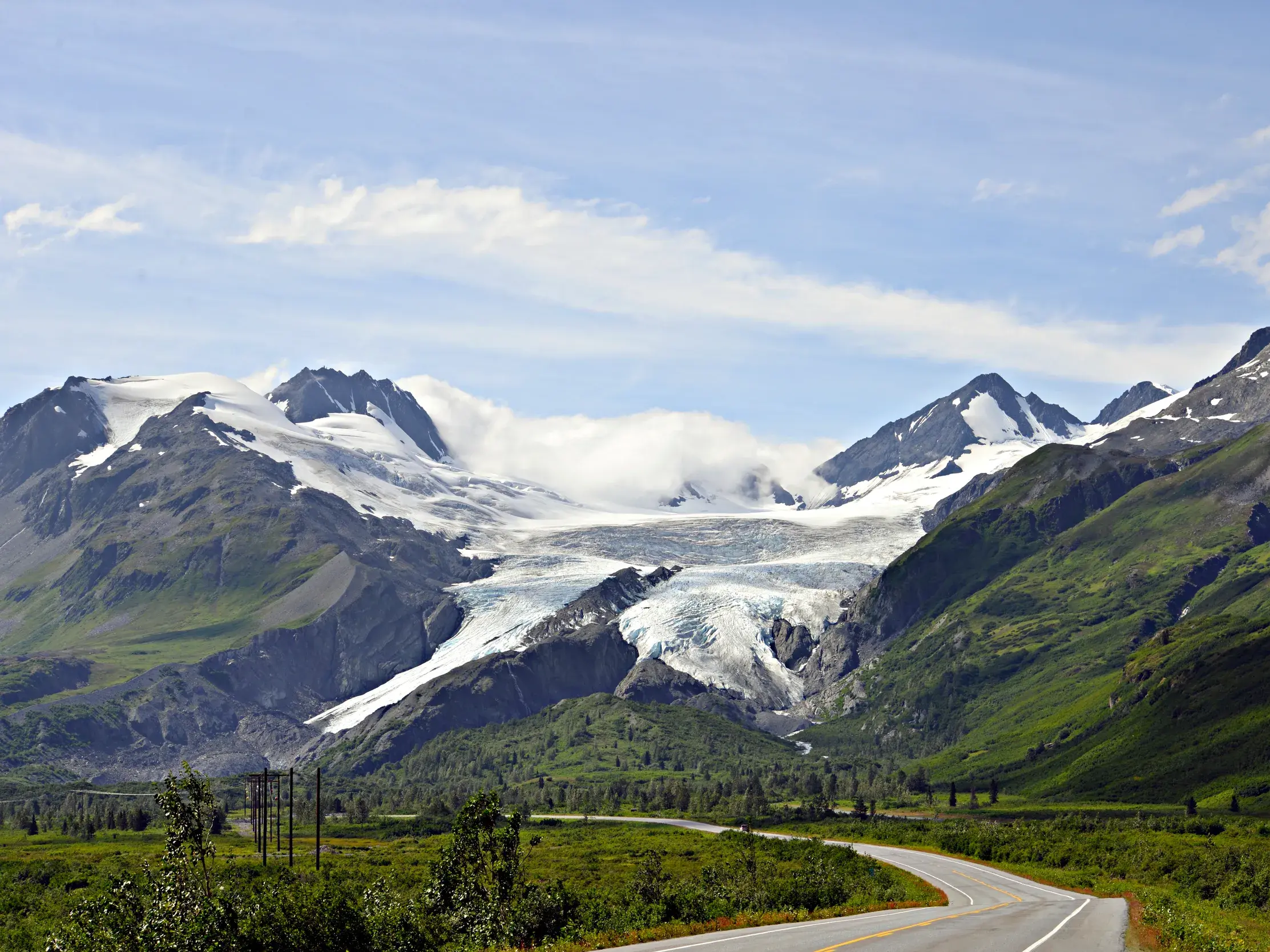 Fahrt durch das grüne Matanuska Valley in Alaska mit Blick auf den imposanten Matanuska Gletscher und die Chugach Mountains.