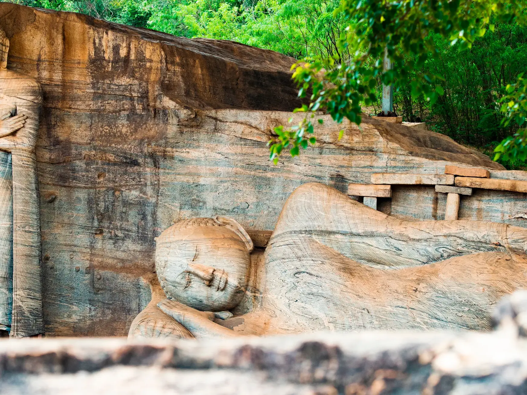 Liegender und stehender Buddha im Felsentempel Gal Vihara in der alten Königsstadt Polonnaruwa in Sri Lanka.