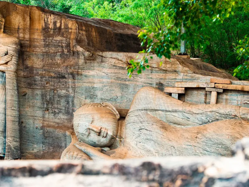 Liegender und stehender Buddha im Felsentempel Gal Vihara in der alten Königsstadt Polonnaruwa in Sri Lanka.