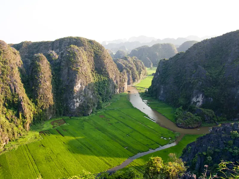 Spektakuläre Aussicht vom Ngoa Long Berg auf Reisfelder und den Ngo Dong Fluss in der trockenen Halong Bucht bei Tam Coc.