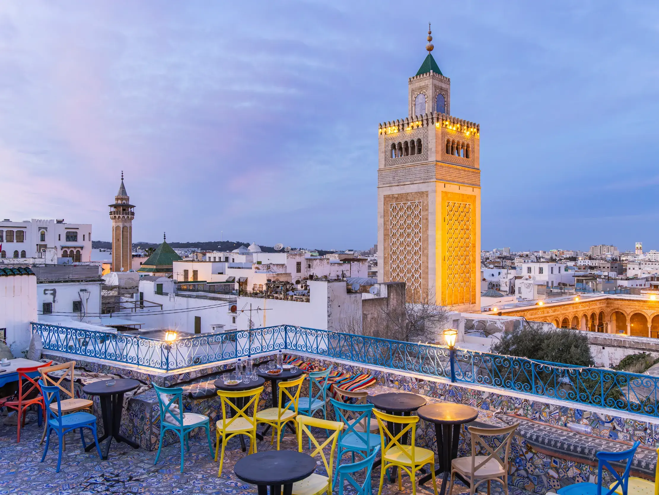 Ihre Studiosus Reiseleitung kenn die schönsten Orte in Tunis, wie zum Beispiel diese Dachterrasse mit Blick auf die Zitouna-Moschee.