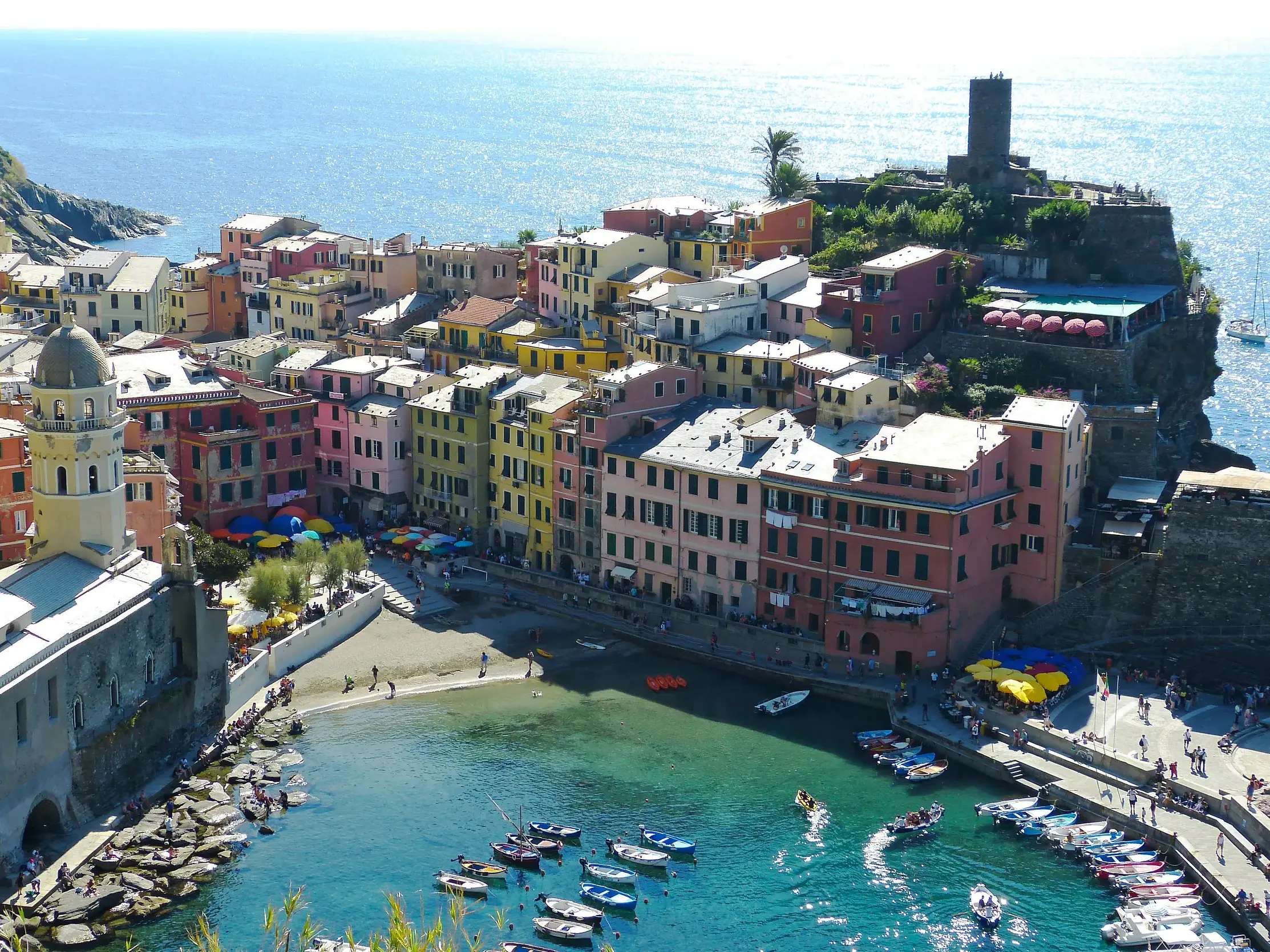 Malerischer Blick vom Wanderweg auf das Küstendorf Vernazza mit seinen bunten Häusern und dem kleinen Hafen in der Cinque Terre.