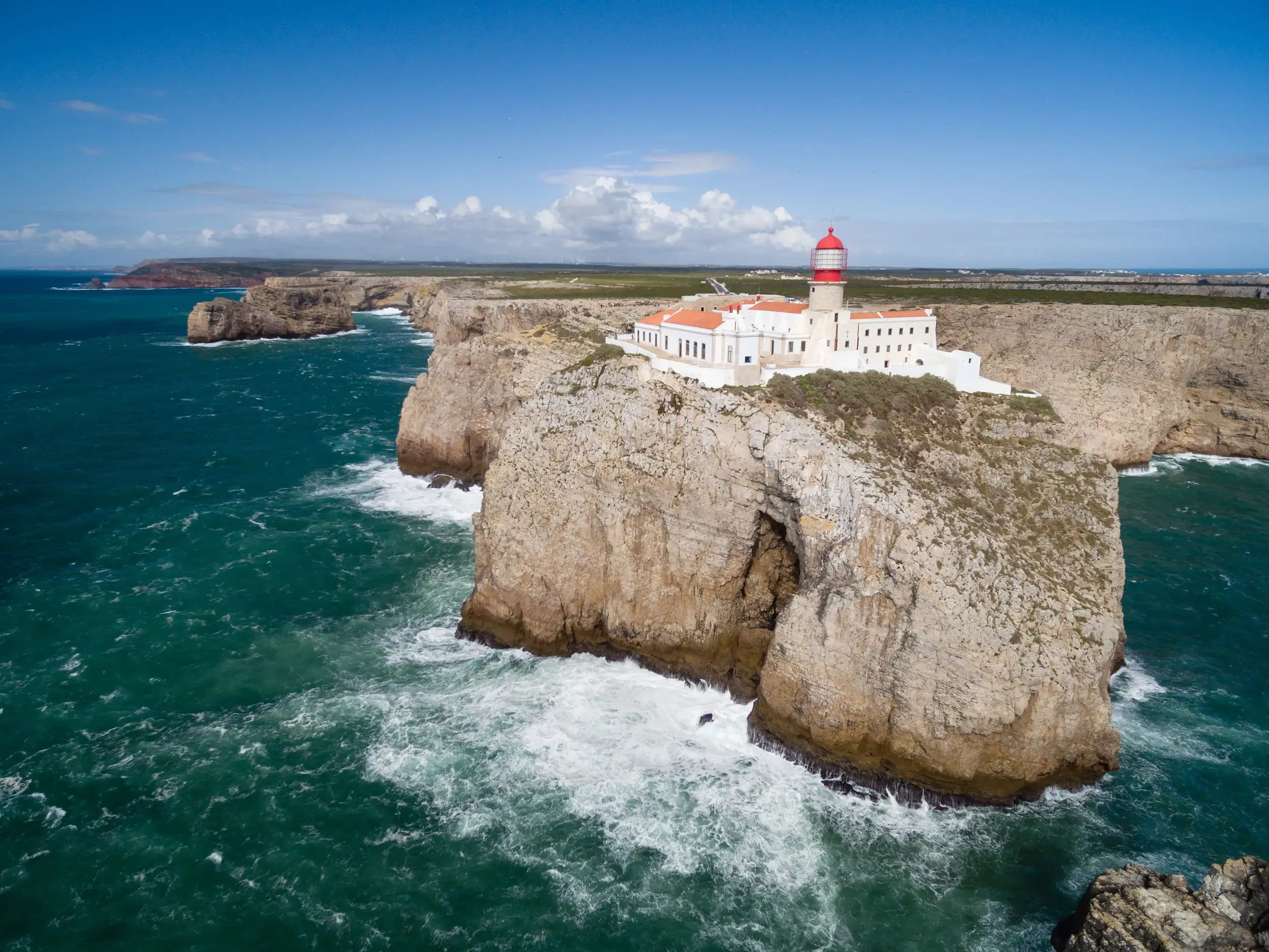 Der Leuchtturm am Cabo São Vicente an der Felsalgarve thront auf Klippen über dem wilden Atlantik in Portugal.