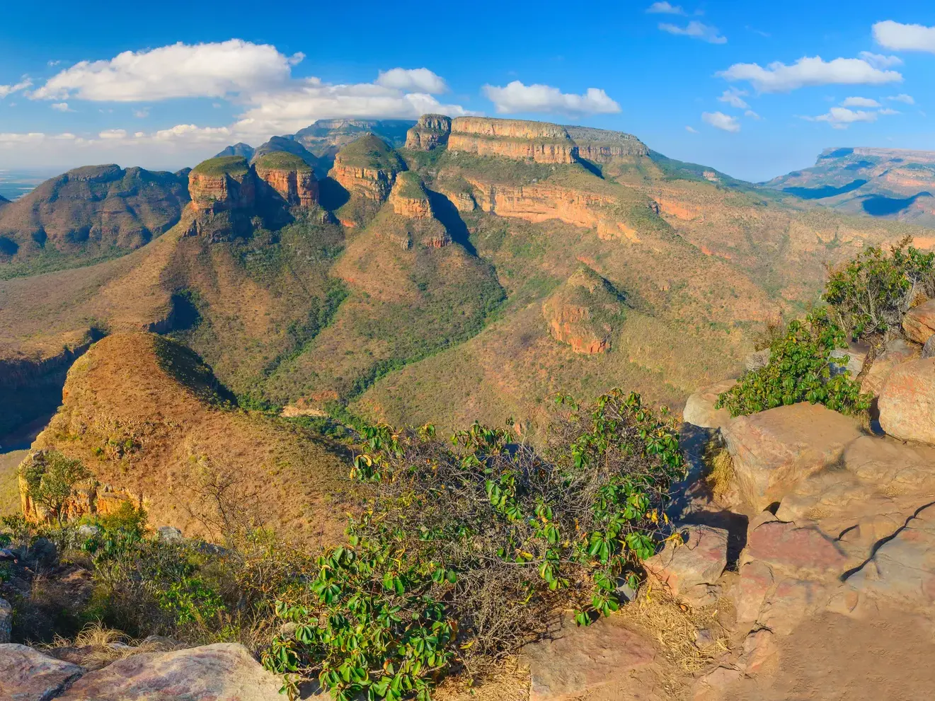 Wanderung in Südafrika: Ausblick auf die Felsformation der Three Rondavels entlang der Panoramaroute am Blyde River Canyon.