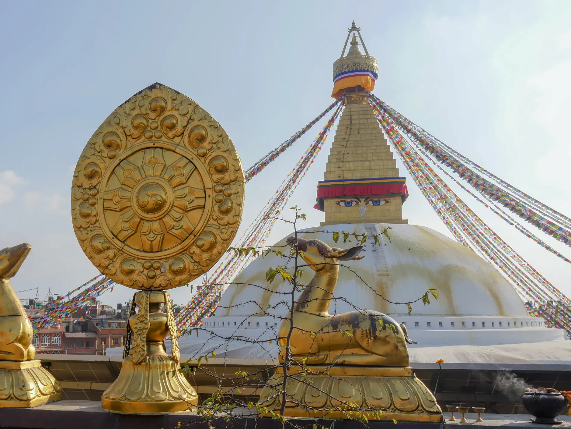 Blick auf den Bodnath Stupa in Kathmandu mit goldenem Dharmachakra, ein kulturelles Highlight der Nepal-Radreise.