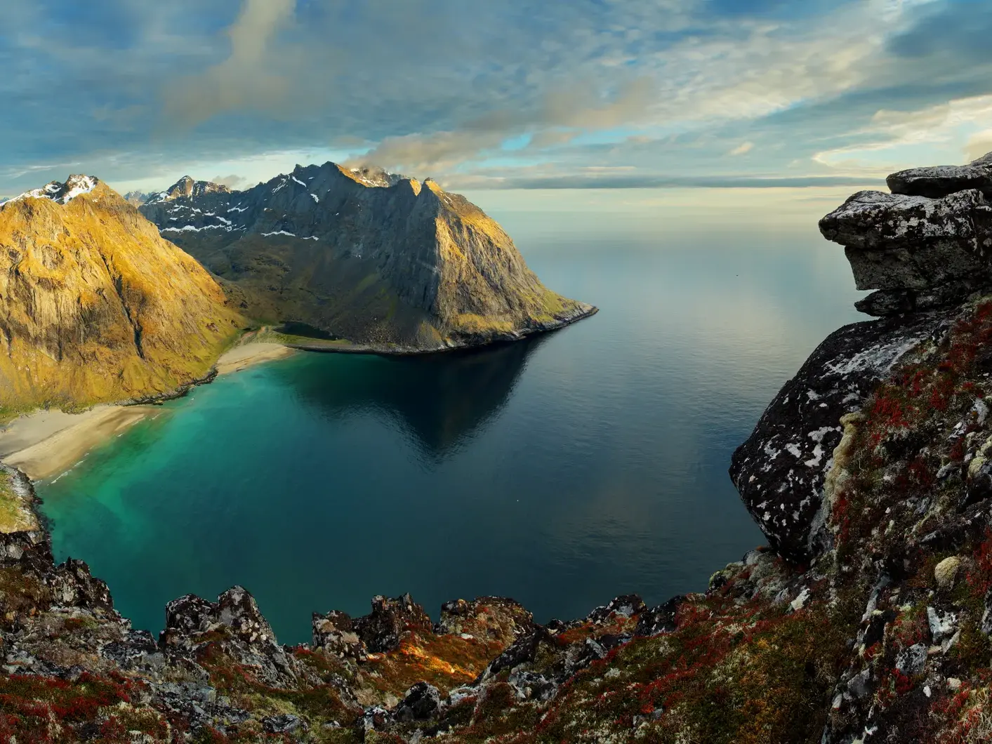 Atemberaubende Aussicht vom Gipfel des Ryten auf den Kvalvika-Strand und das Meer während einer Wanderreise auf den Lofoten.