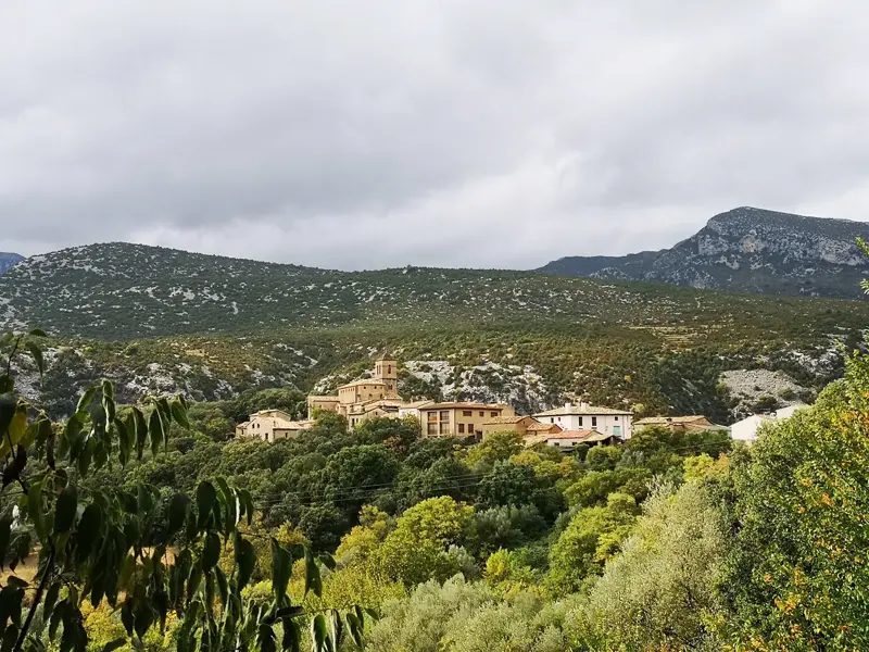 Das mittelalterliche Dorf Alquézar, eingebettet in einem grünen Tal der Sierra de Guara in Aragonien auf einer Wanderreise.
