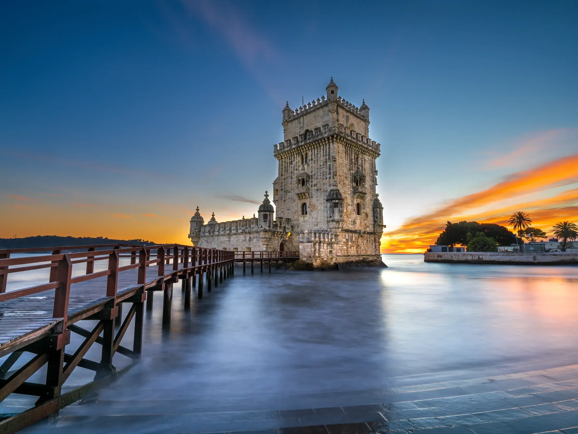 Stimmungsvoller Sonnenuntergang am Torre de Belém in Lissabon, einem Wahrzeichen aus dem Goldenen Zeitalter Portugals.