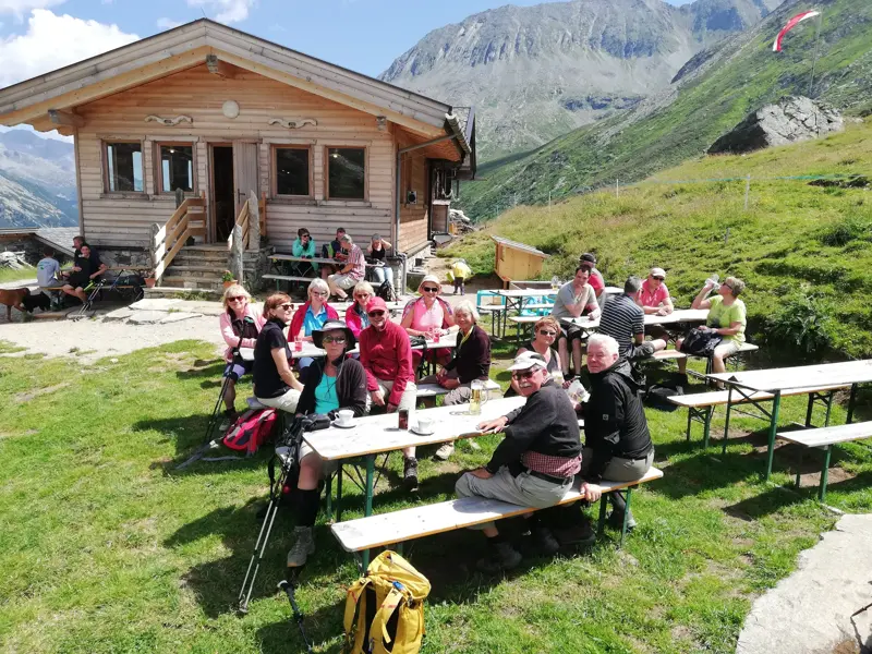 Eine Hauser-Wandergruppe bei der Rast während der Alpenüberquerung in den Zillertaler Alpen.