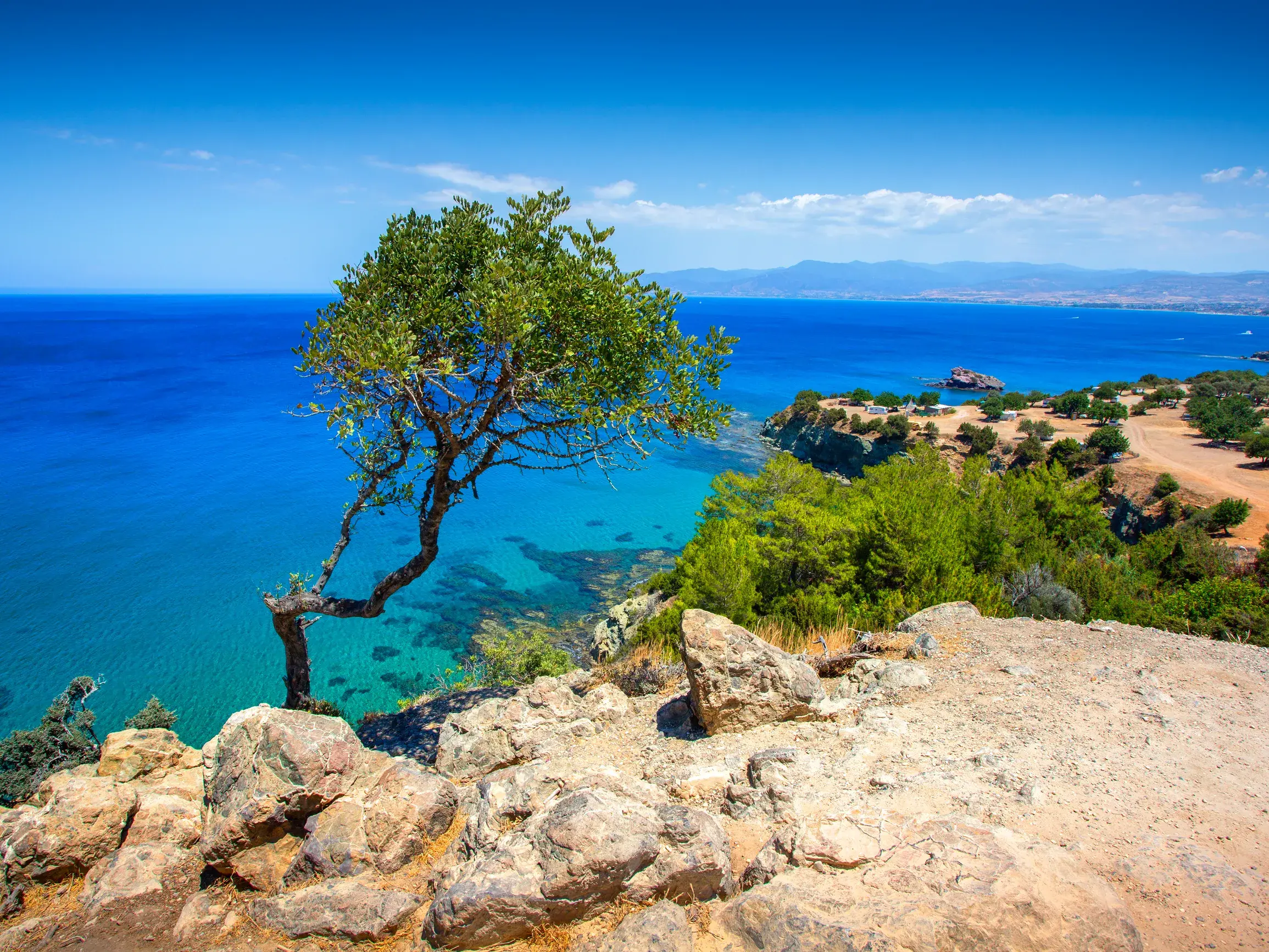 Aussicht von den Klippen beim Bad der Aphrodite auf das tiefblaue Meer und die Küste der Akamas-Halbinsel auf Zypern.
