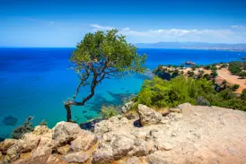Aussicht von den Klippen beim Bad der Aphrodite auf das tiefblaue Meer und die Küste der Akamas-Halbinsel auf Zypern.