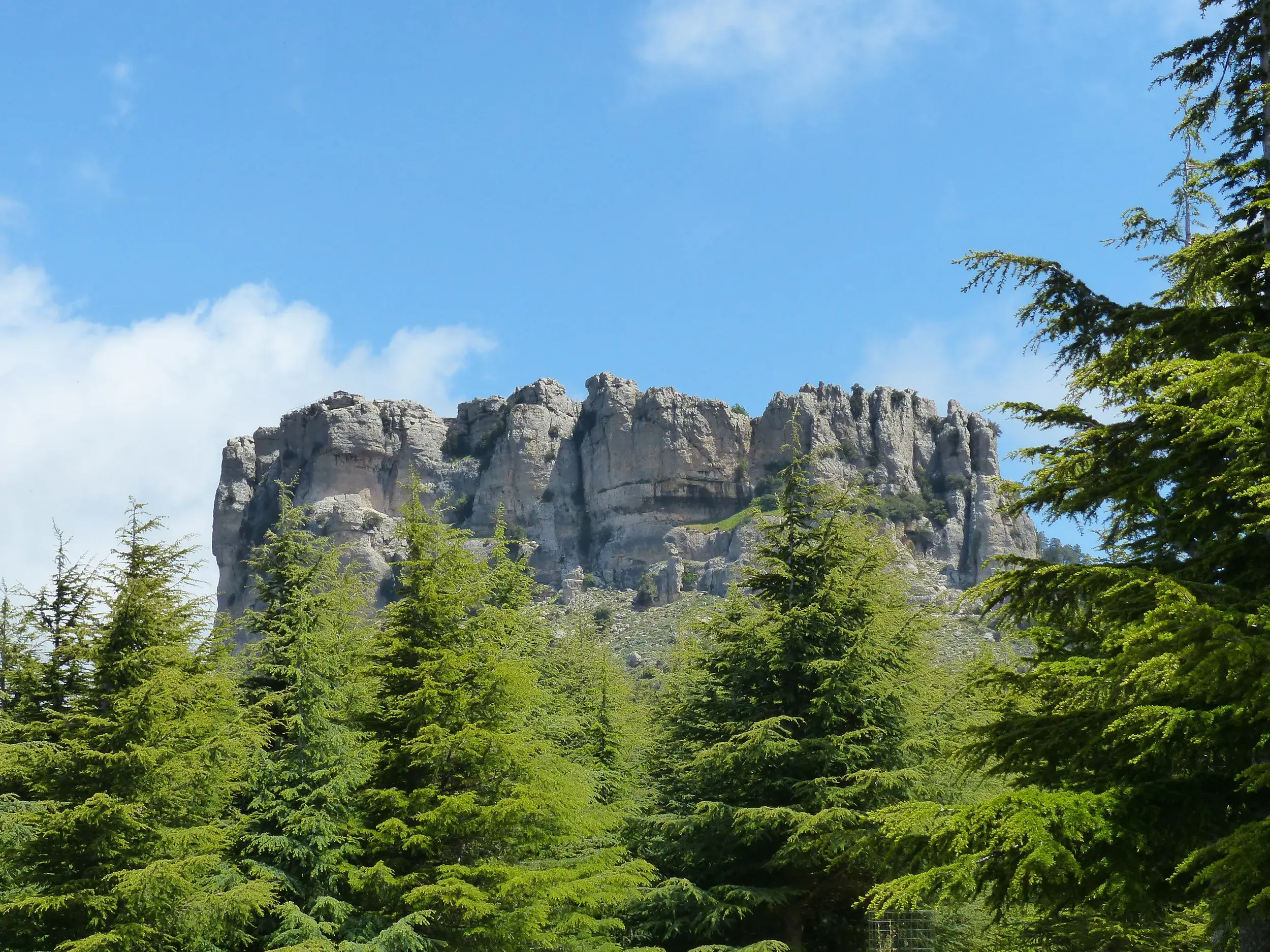 Blick auf den felsigen Gipfel des Monte Novo San Giovanni im Supramonte-Gebirge während einer Hauser Wanderreise auf Sardinien.