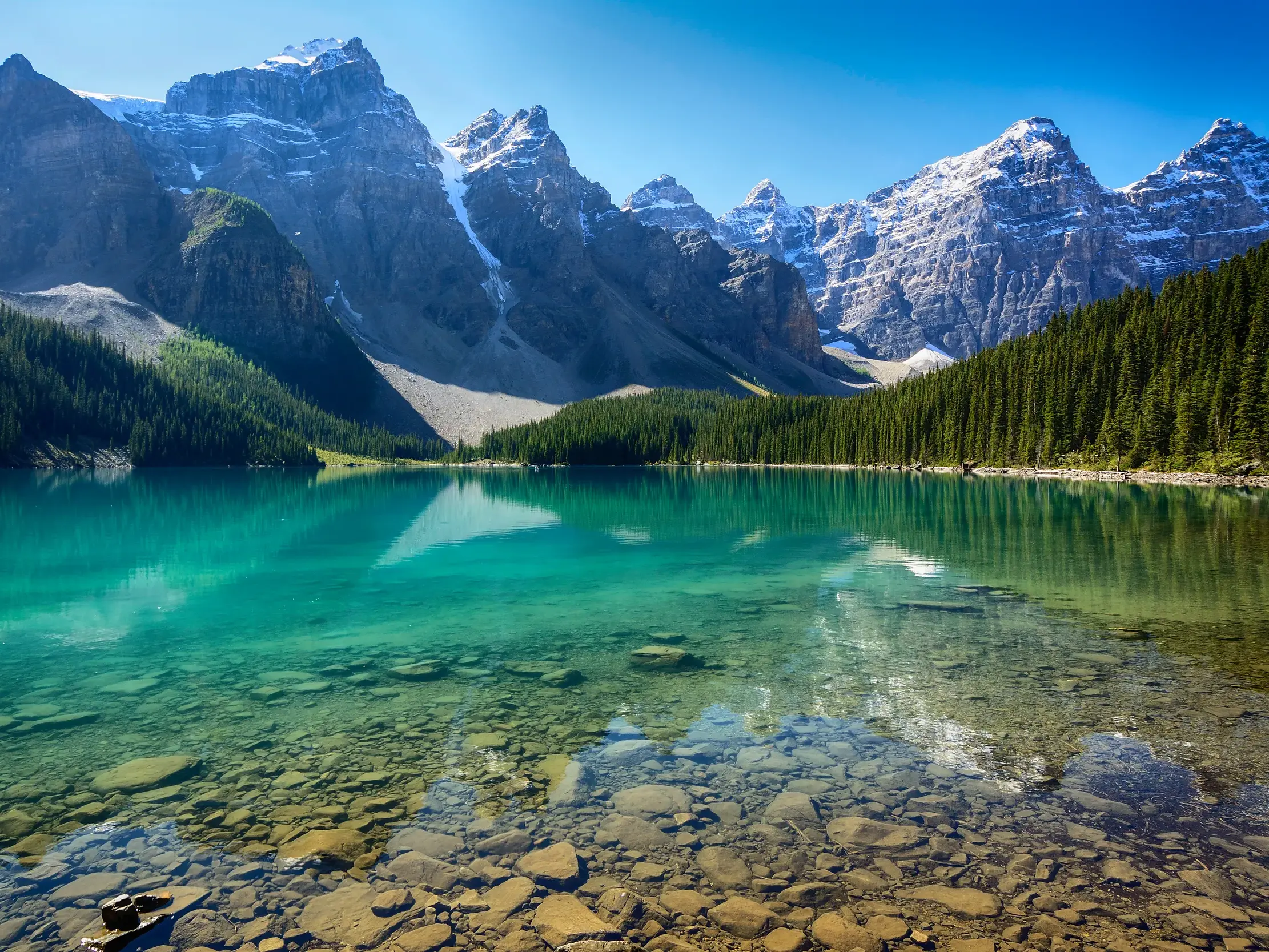 Ein Highlight der Kanada-Rundreise: Der türkisblaue Moraine Lake im Banff-Nationalpark vor der Kulisse der Rocky Mountains.