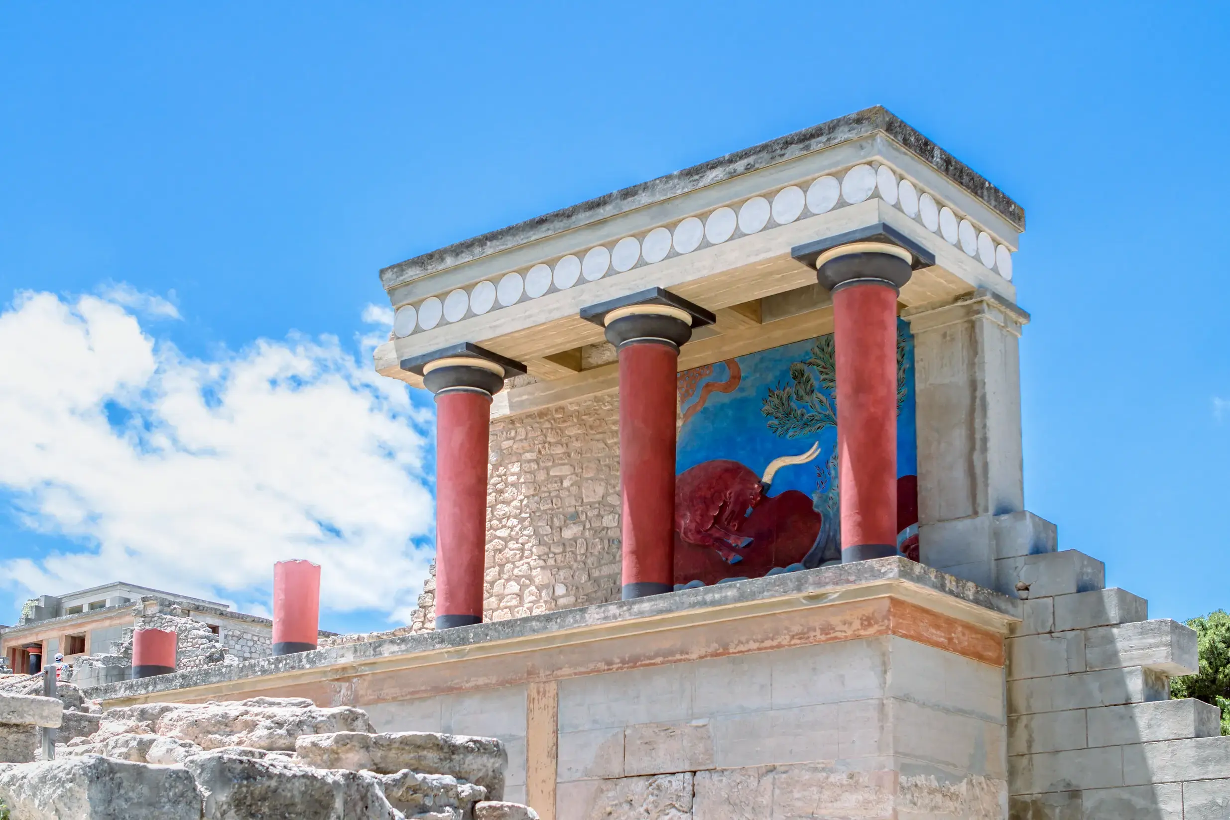 Rote Säulen und Stierfresko an der Nordbastion im antiken Palast von Knossos auf Kreta