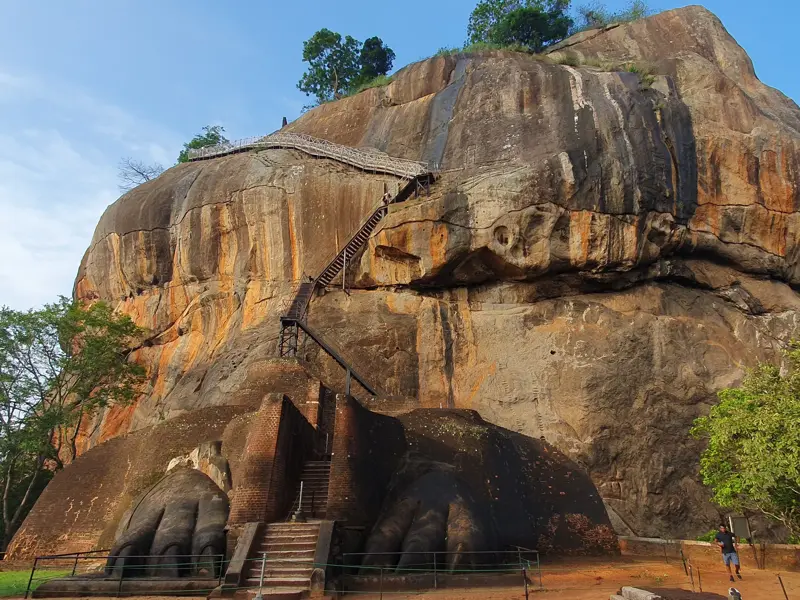 Aufstieg auf den Sigiriya Felsen in Sri Lanka, vorbei an den steinernen Löwentatzen und über Treppen zum Gipfelplateau.