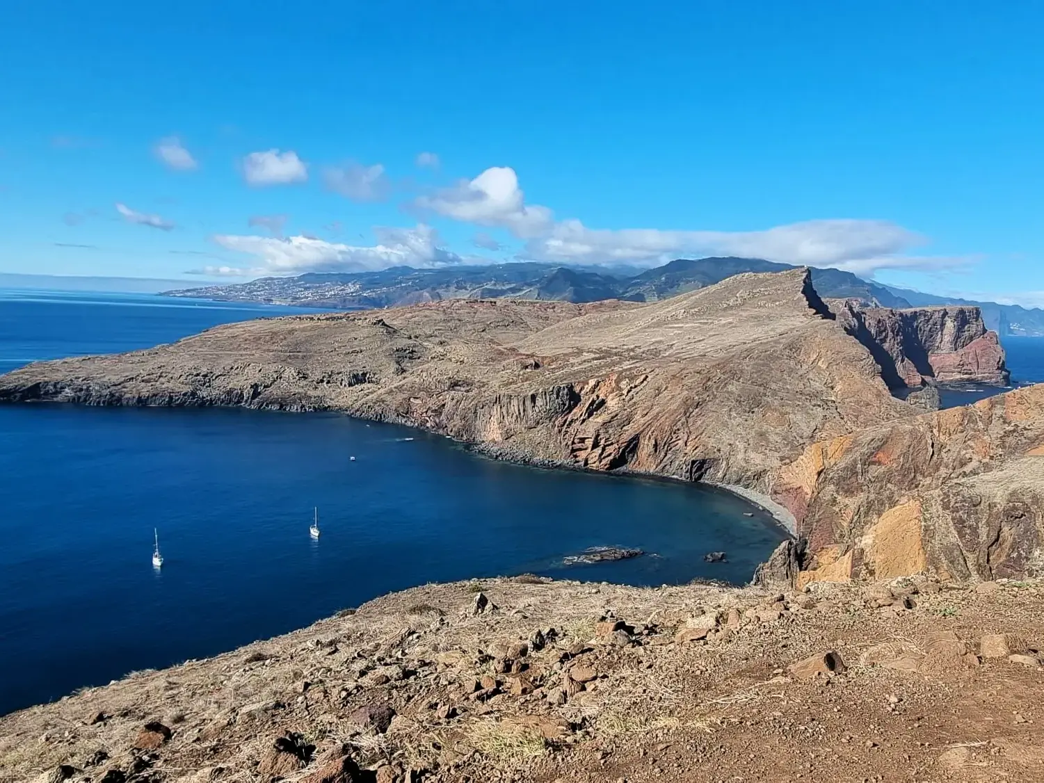 Wanderung am Ostkap São Lourenço auf Madeira mit Blick auf die bizarre, karge Felsküste und den tiefblauen Atlantik.