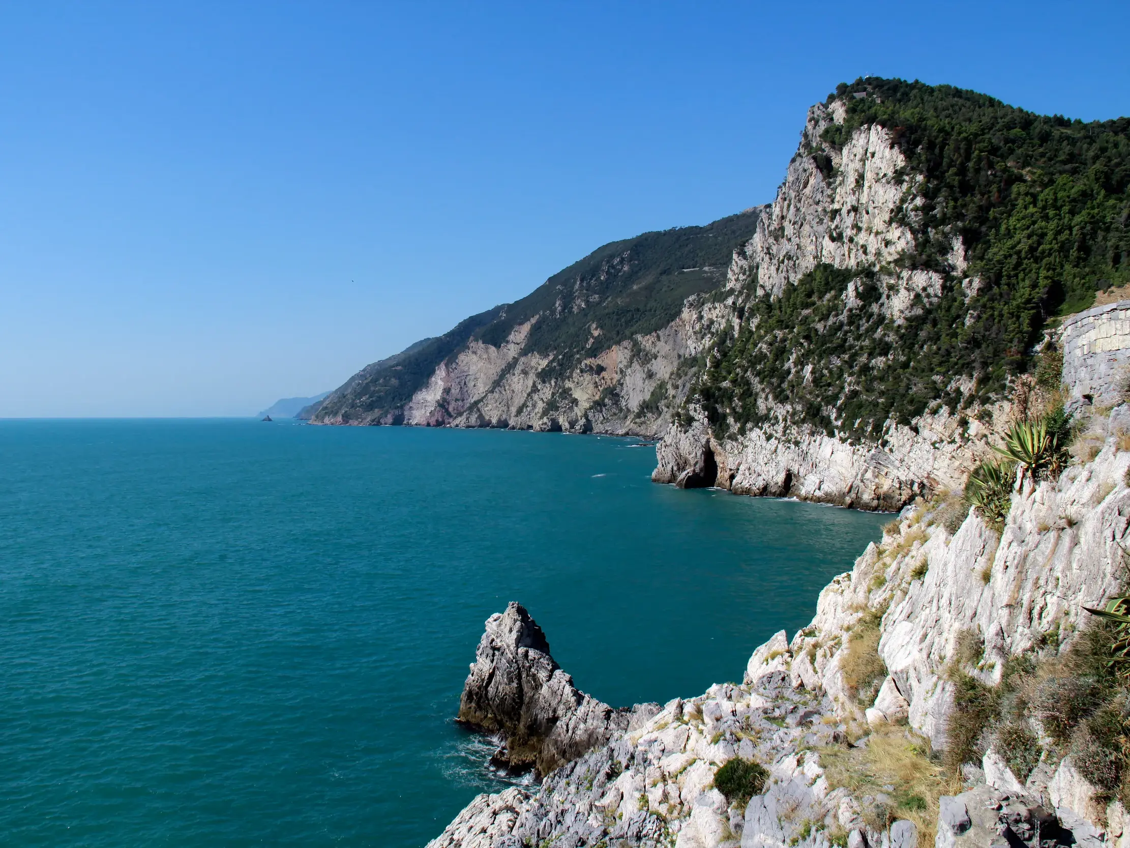 Wanderweg entlang der spektakulären Steilküste bei Portovenere mit Blick auf das türkisblaue Ligurische Meer.