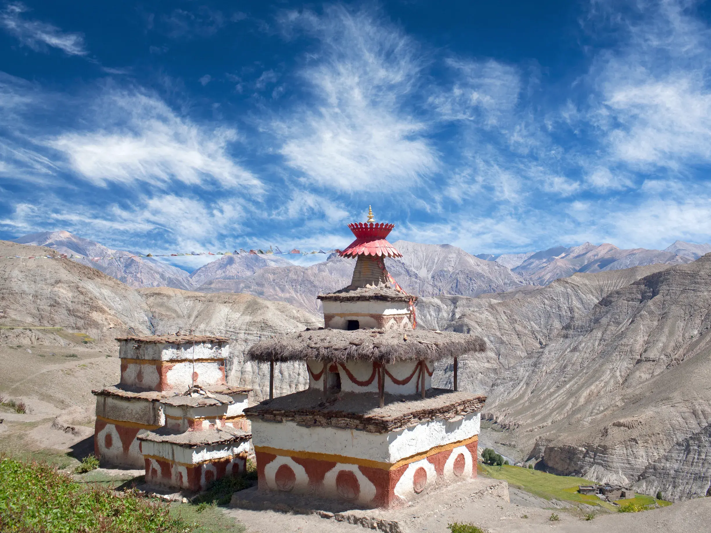 Traditionelle Chörten auf einer Trekkingreise durch die karge Bergwelt der abgeschiedenen Dolpo-Region in Nepal.