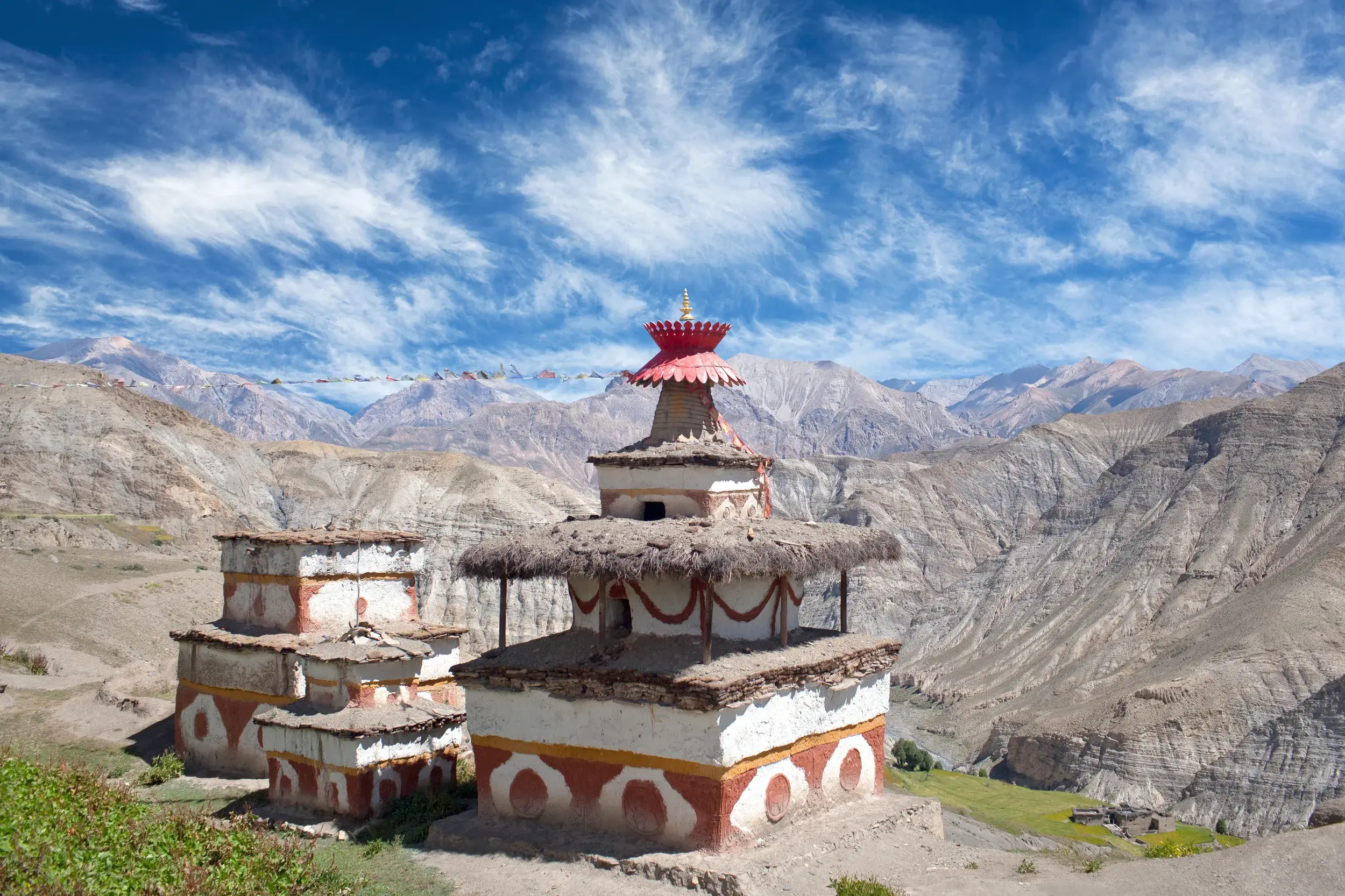 Traditionelle Chörten auf einer Trekkingreise durch die karge Bergwelt der abgeschiedenen Dolpo-Region in Nepal.