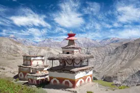 Traditionelle Chörten auf einer Trekkingreise durch die karge Bergwelt der abgeschiedenen Dolpo-Region in Nepal.