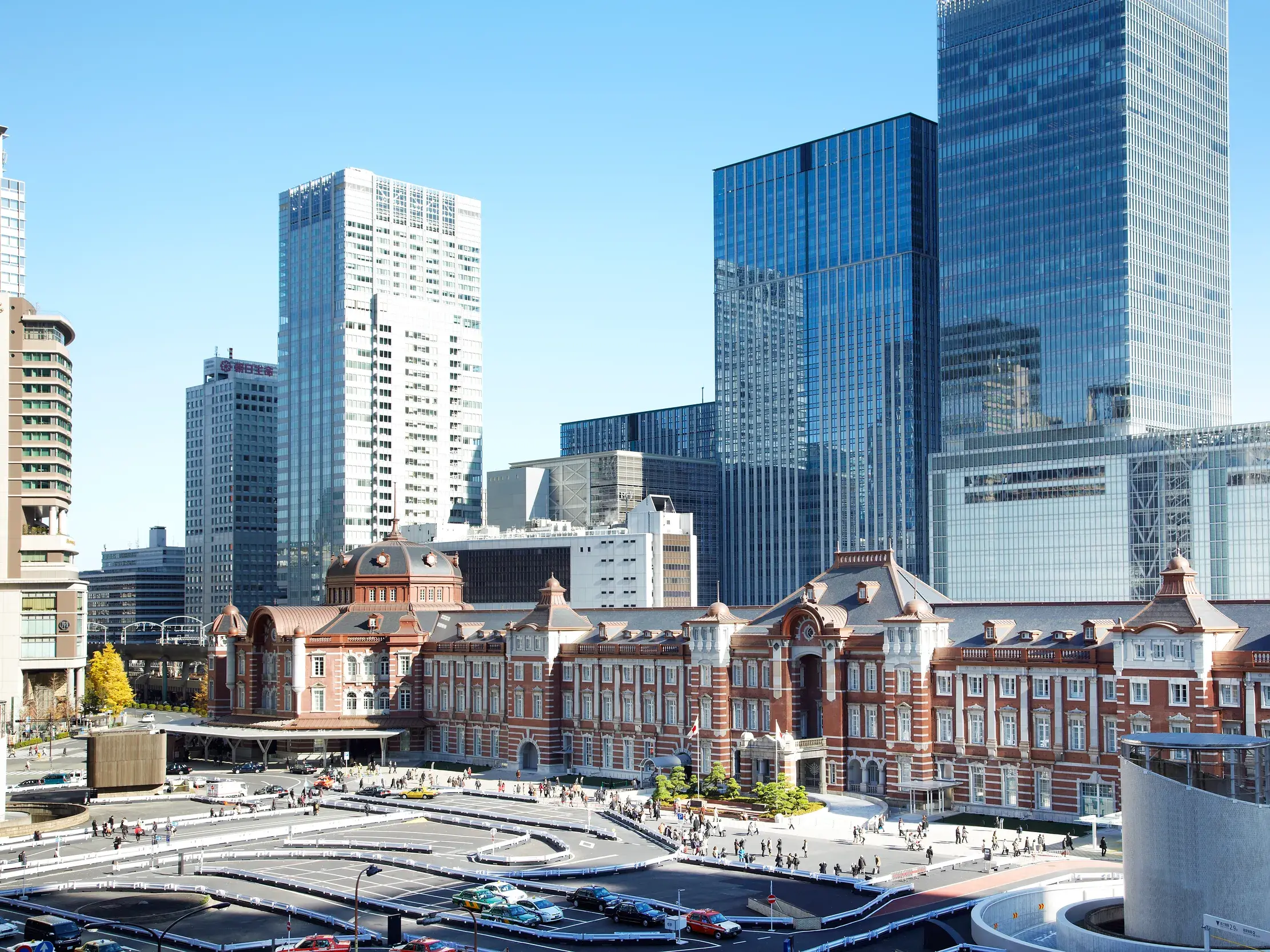 Architektonischer Kontrast in Tokio: Das historische Hauptbahnhofsgebäude vor der modernen Skyline von Marunouchi.