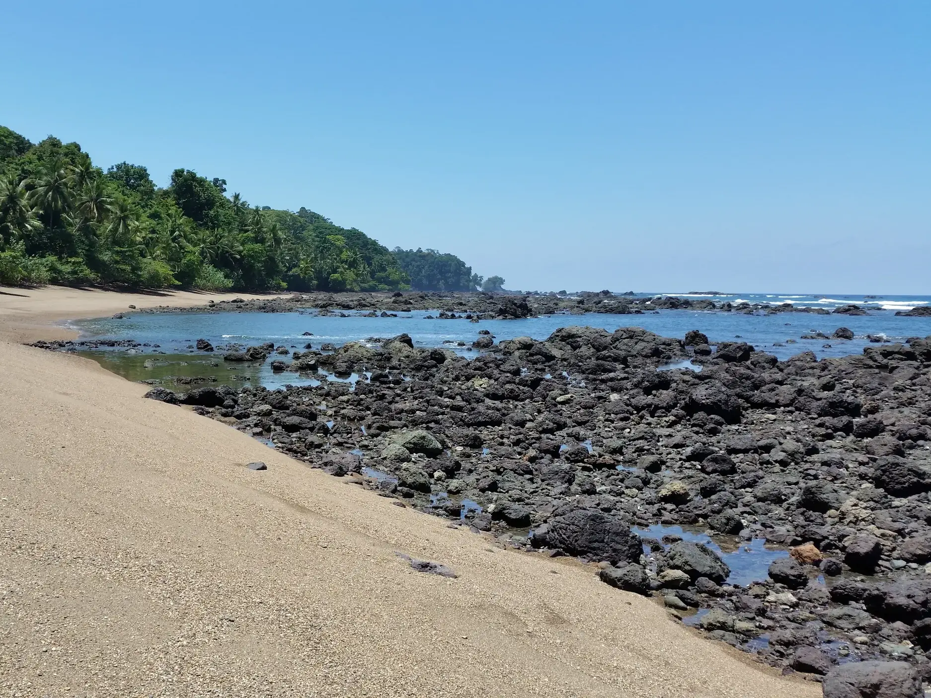 Küstenwanderung entlang der felsigen Pazifikküste Costa Ricas, wo der Regenwald auf den Sandstrand trifft.