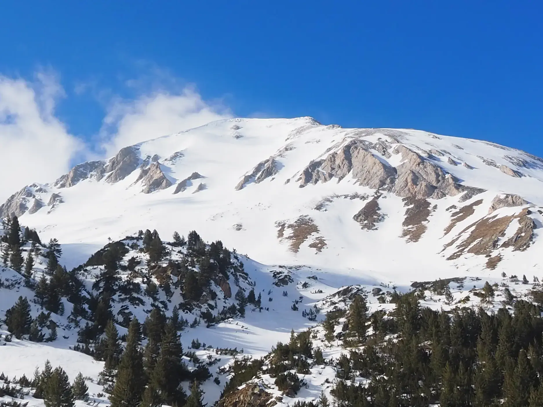 Majestätischer Vihren-Gipfel, bedeckt mit Schnee, unter strahlend blauem Himmel im bulgarischen Pirin-Gebirge.