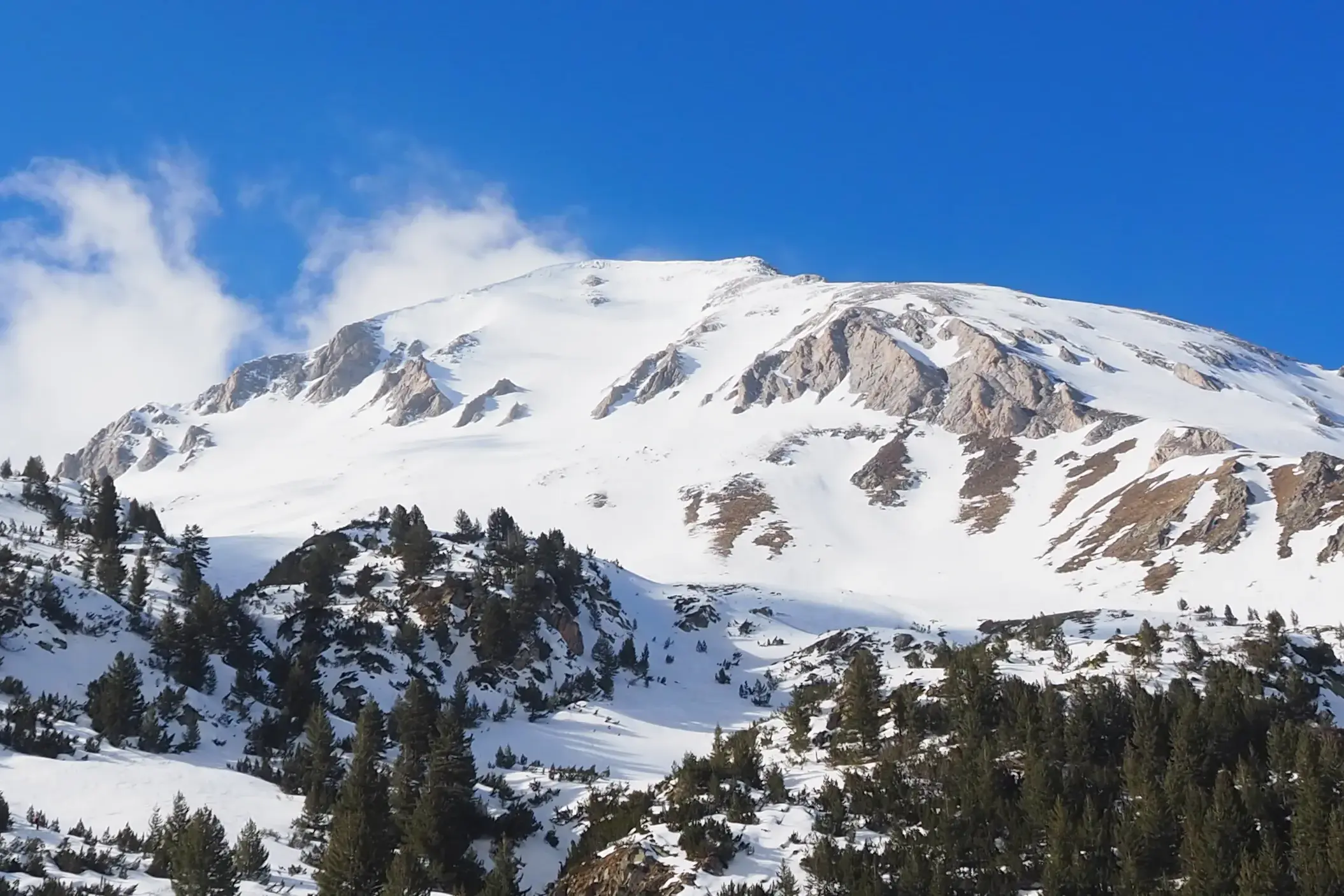 Majestätischer Vihren-Gipfel, bedeckt mit Schnee, unter strahlend blauem Himmel im bulgarischen Pirin-Gebirge.